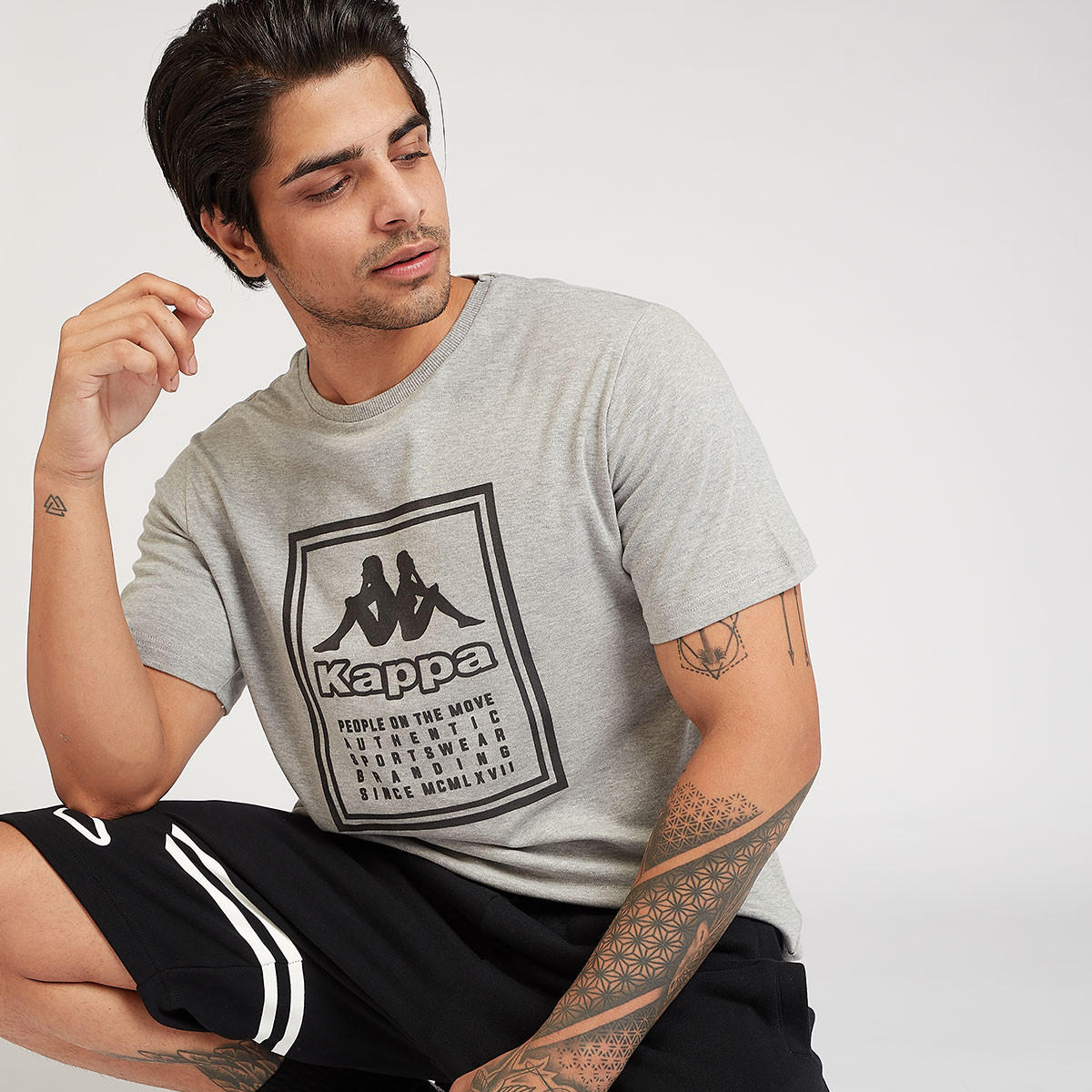 تيشيرت بياقة ضيّقة وأكمام قصيرة وطبعات من كابا-men-clothing-sportswearandactivewear-tshirtsandpolos-image-4