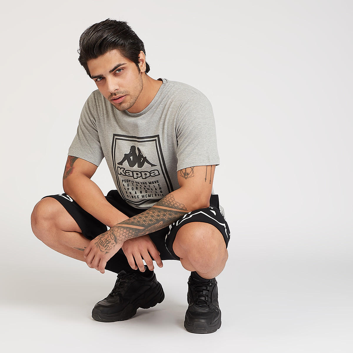 تيشيرت بياقة ضيّقة وأكمام قصيرة وطبعات من كابا-men-clothing-sportswearandactivewear-tshirtsandpolos-image-5
