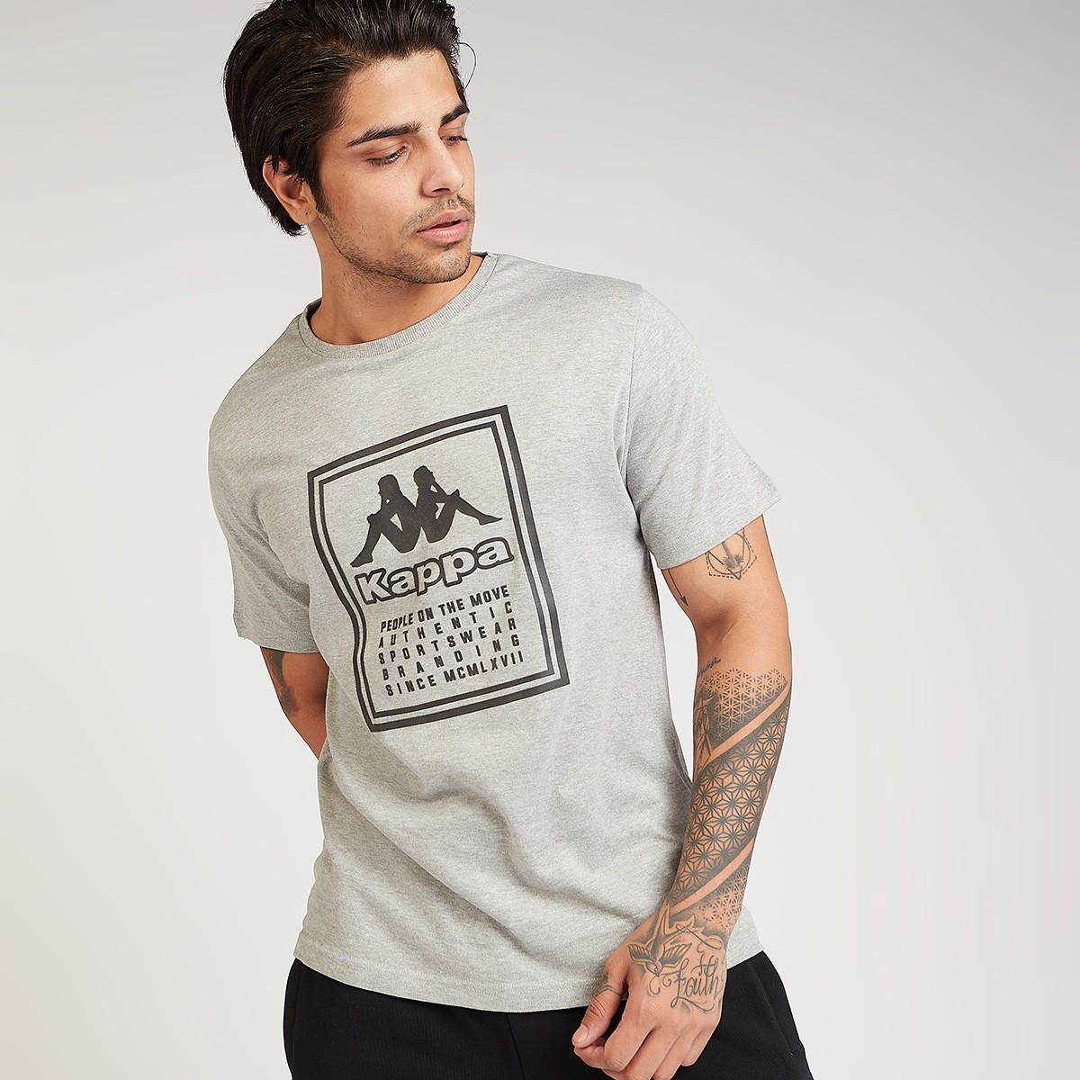 تيشيرت بياقة ضيّقة وأكمام قصيرة وطبعات من كابا-men-clothing-sportswearandactivewear-tshirtsandpolos-image-6