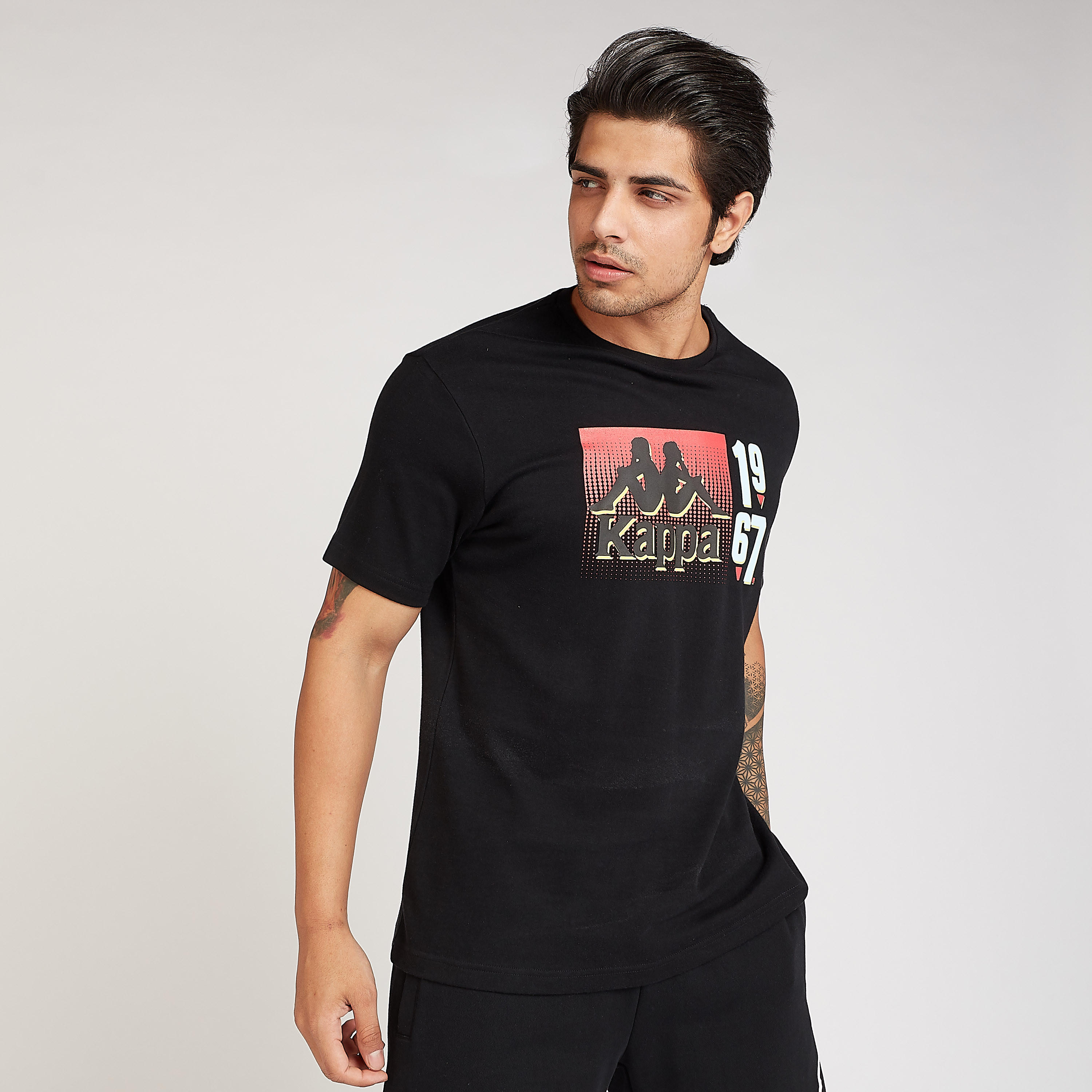 تيشيرت بياقة ضيّقة وأكمام قصيرة وطبعات من كابا-men-clothing-sportswearandactivewear-tshirtsandpolos-image-1