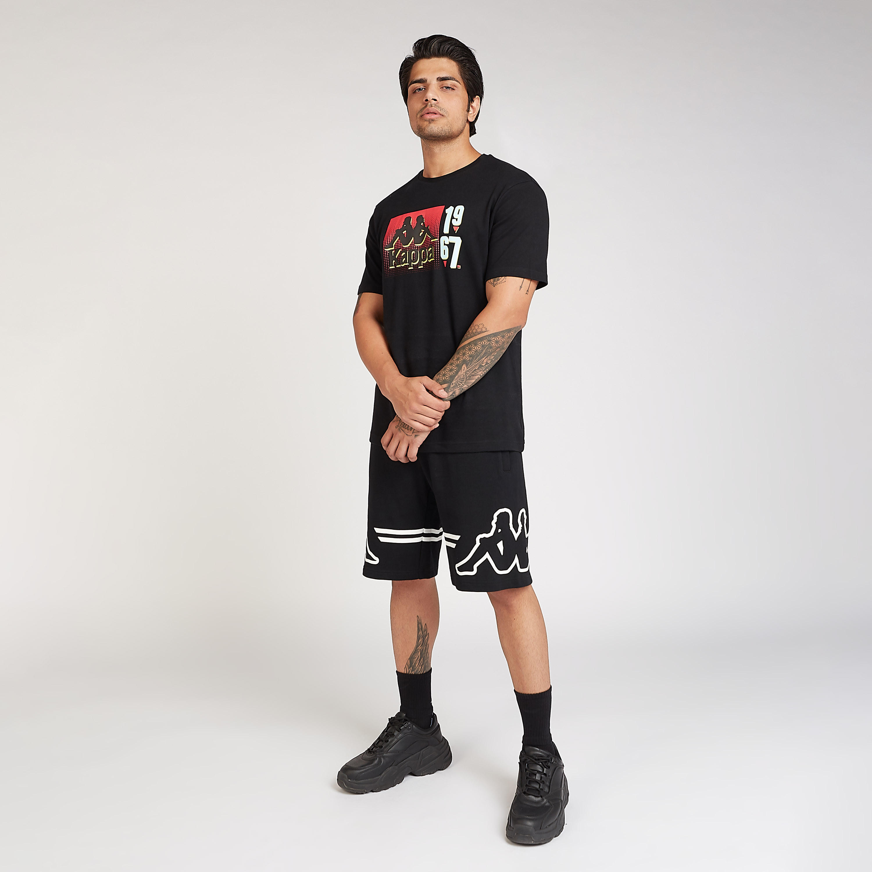 تيشيرت بياقة ضيّقة وأكمام قصيرة وطبعات من كابا-men-clothing-sportswearandactivewear-tshirtsandpolos-image-2