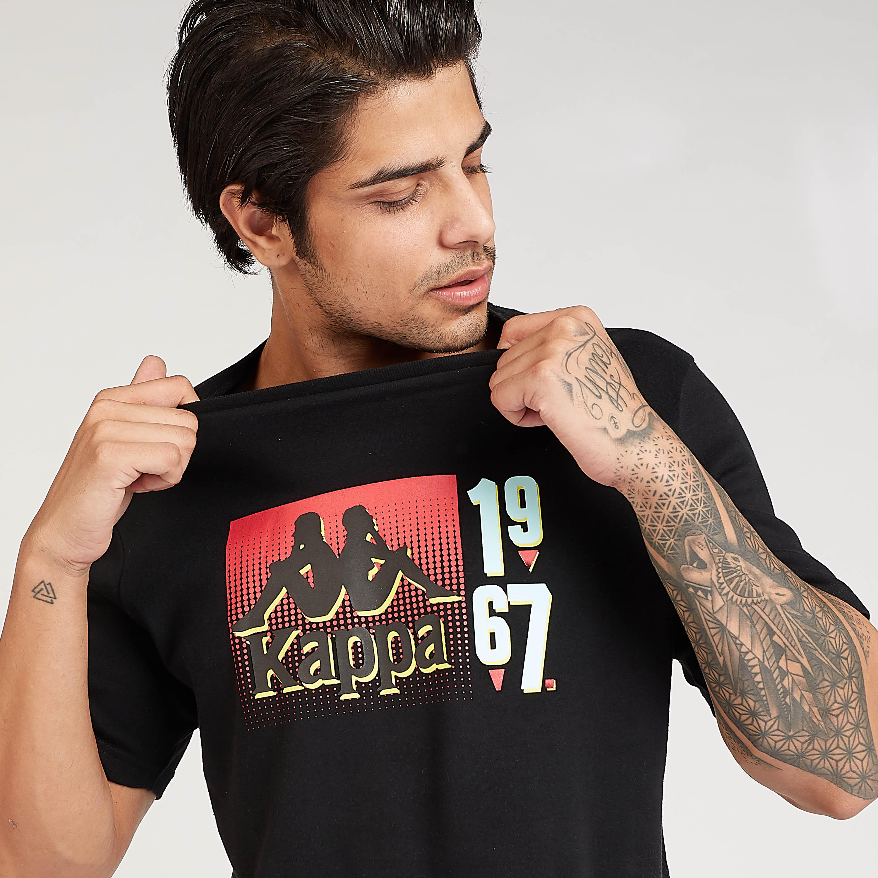 تيشيرت بياقة ضيّقة وأكمام قصيرة وطبعات من كابا-men-clothing-sportswearandactivewear-tshirtsandpolos-image-3