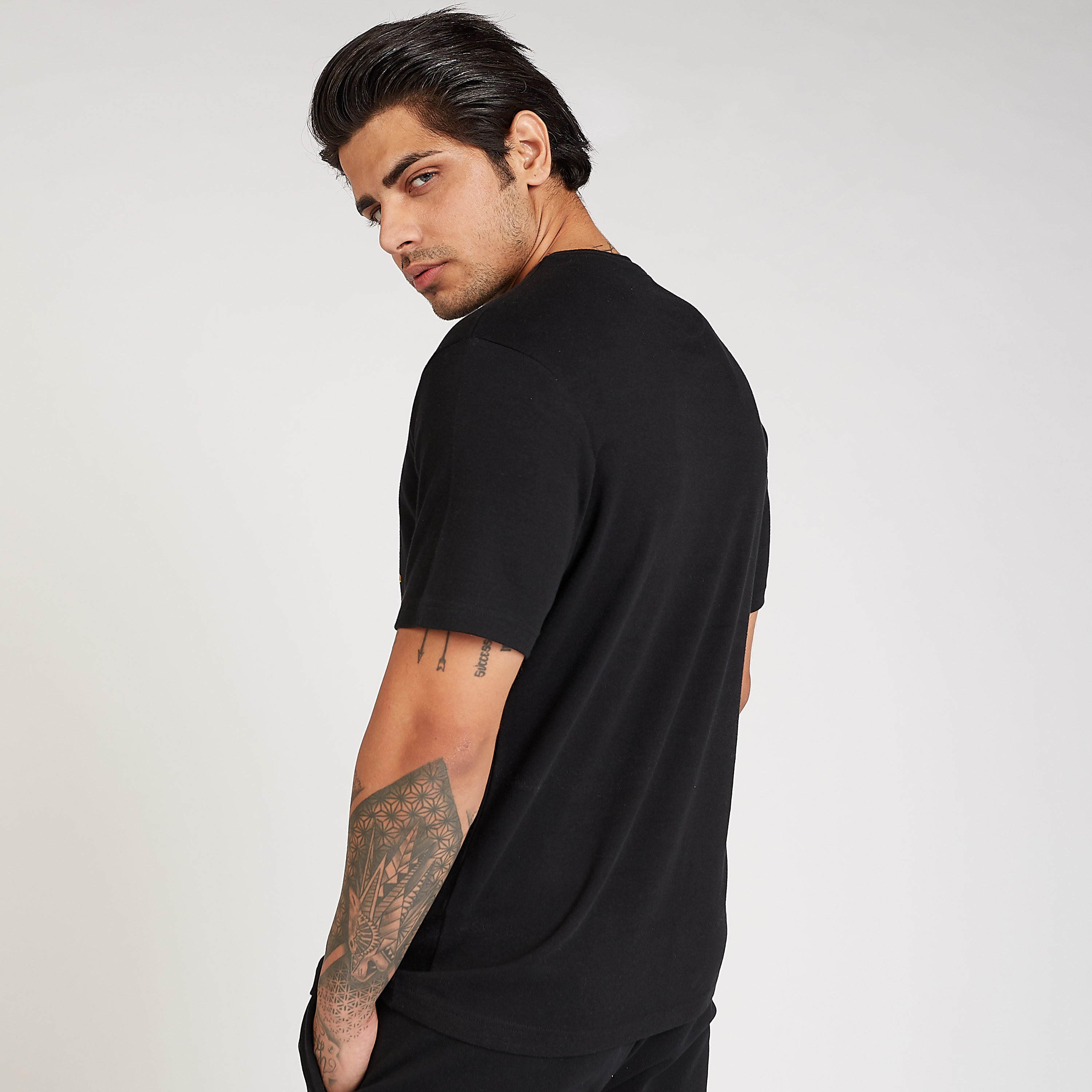 تيشيرت بياقة ضيّقة وأكمام قصيرة وطبعات من كابا-men-clothing-sportswearandactivewear-tshirtsandpolos-image-4