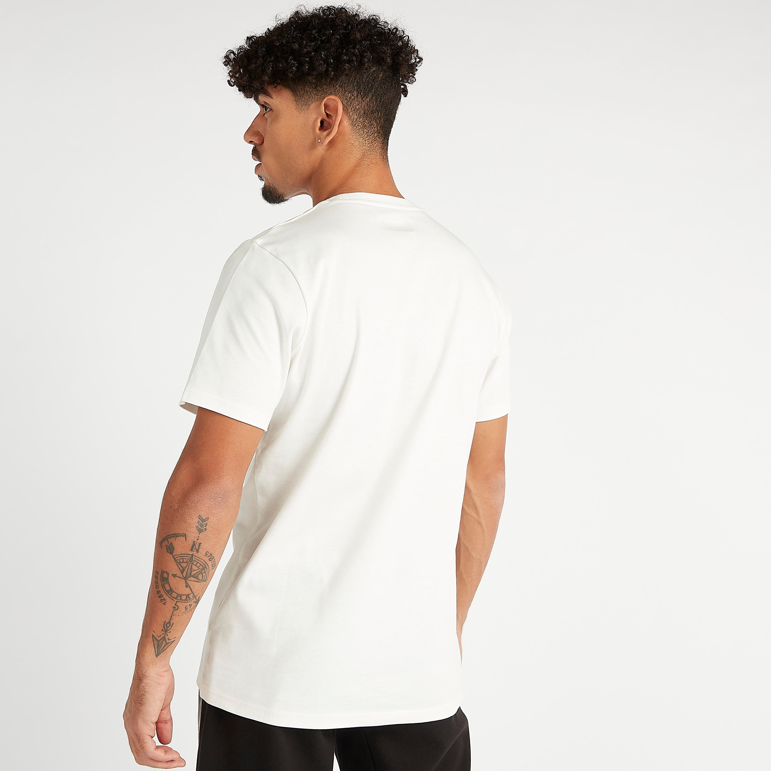 تيشيرت مستدام  بياقة ضيقة وأكمام قصيرة وبتفاصيل شعار من كابا-men-clothing-sportswearandactivewear-tshirtsandpolos-image-4
