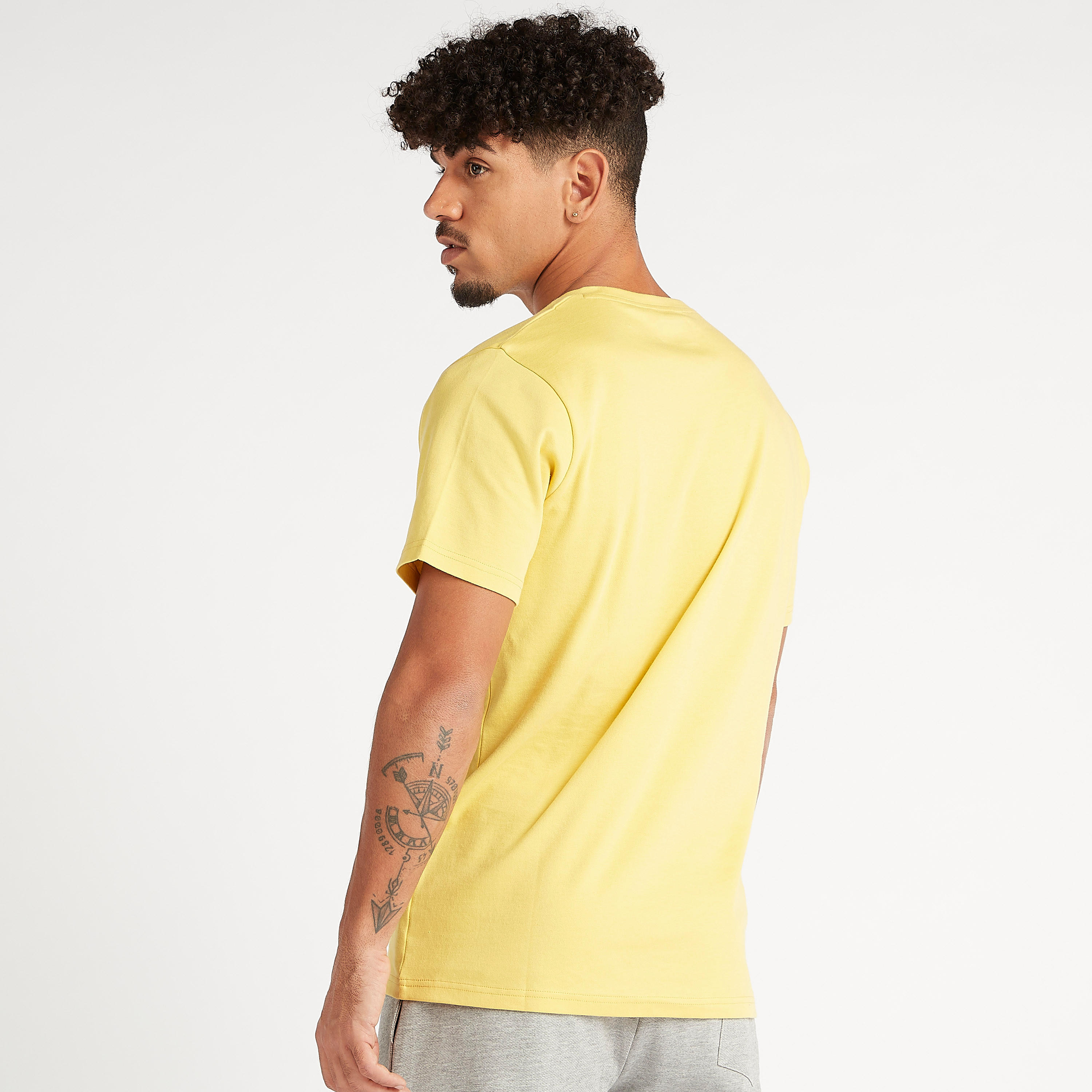 تيشيرت مستدام بطبعات وياقة ضيّقة وأكمام قصيرة من كابا-men-clothing-sportswearandactivewear-tshirtsandpolos-image-4