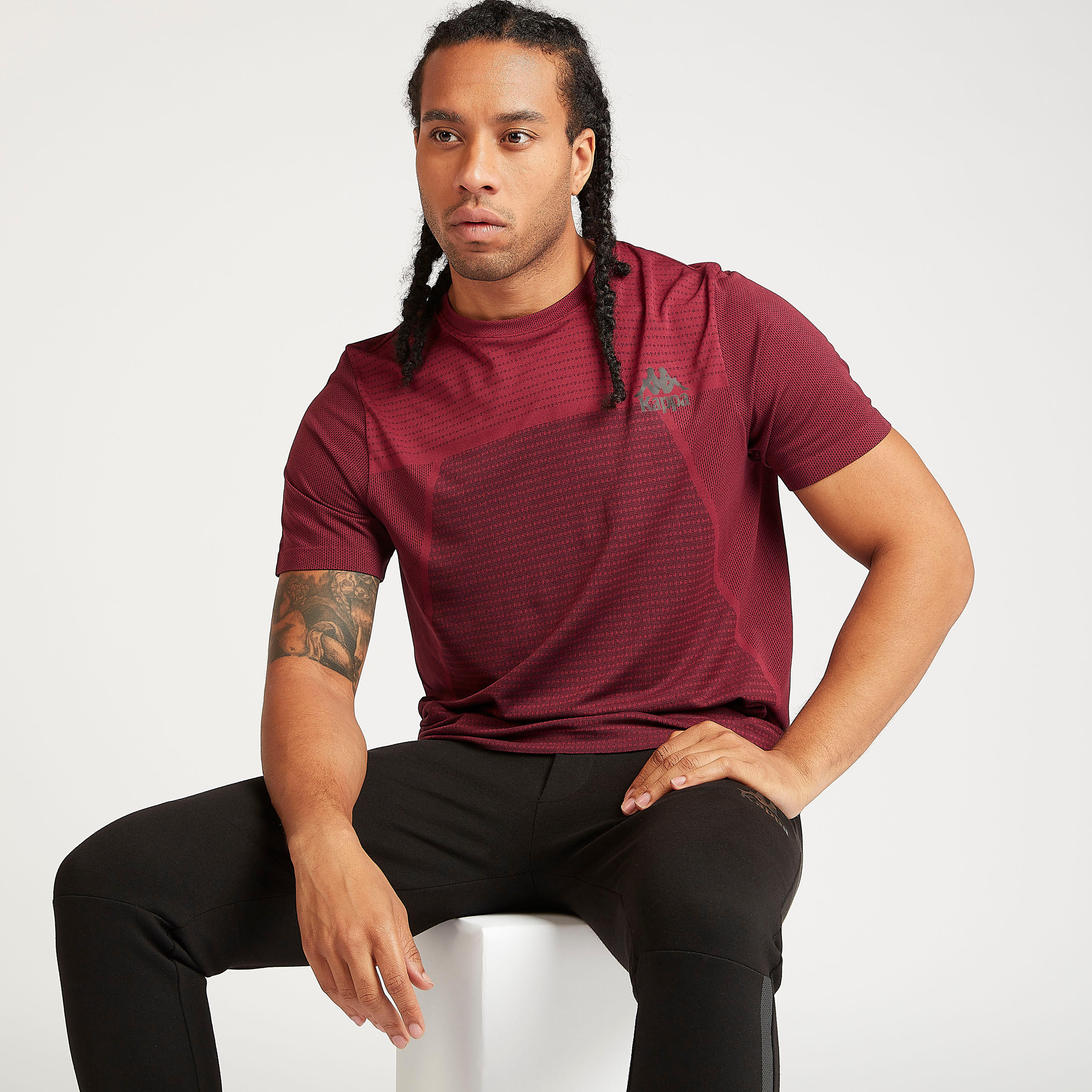 تيشيرت  بياقة ضيقة وأكمام قصيرة وبتفاصيل شعار من كابا-men-clothing-sportswearandactivewear-tshirtsandpolos-image-1