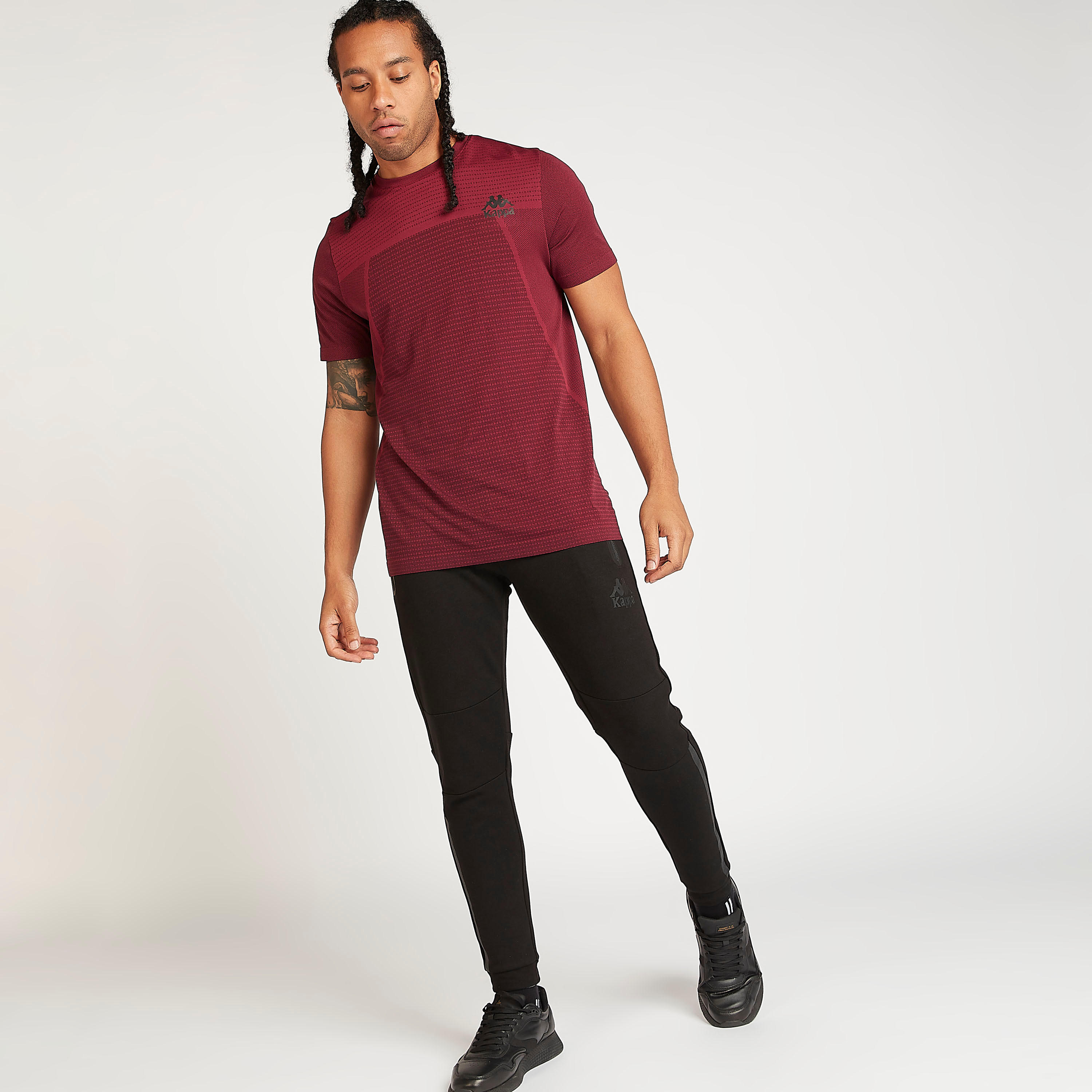 تيشيرت  بياقة ضيقة وأكمام قصيرة وبتفاصيل شعار من كابا-men-clothing-sportswearandactivewear-tshirtsandpolos-image-2