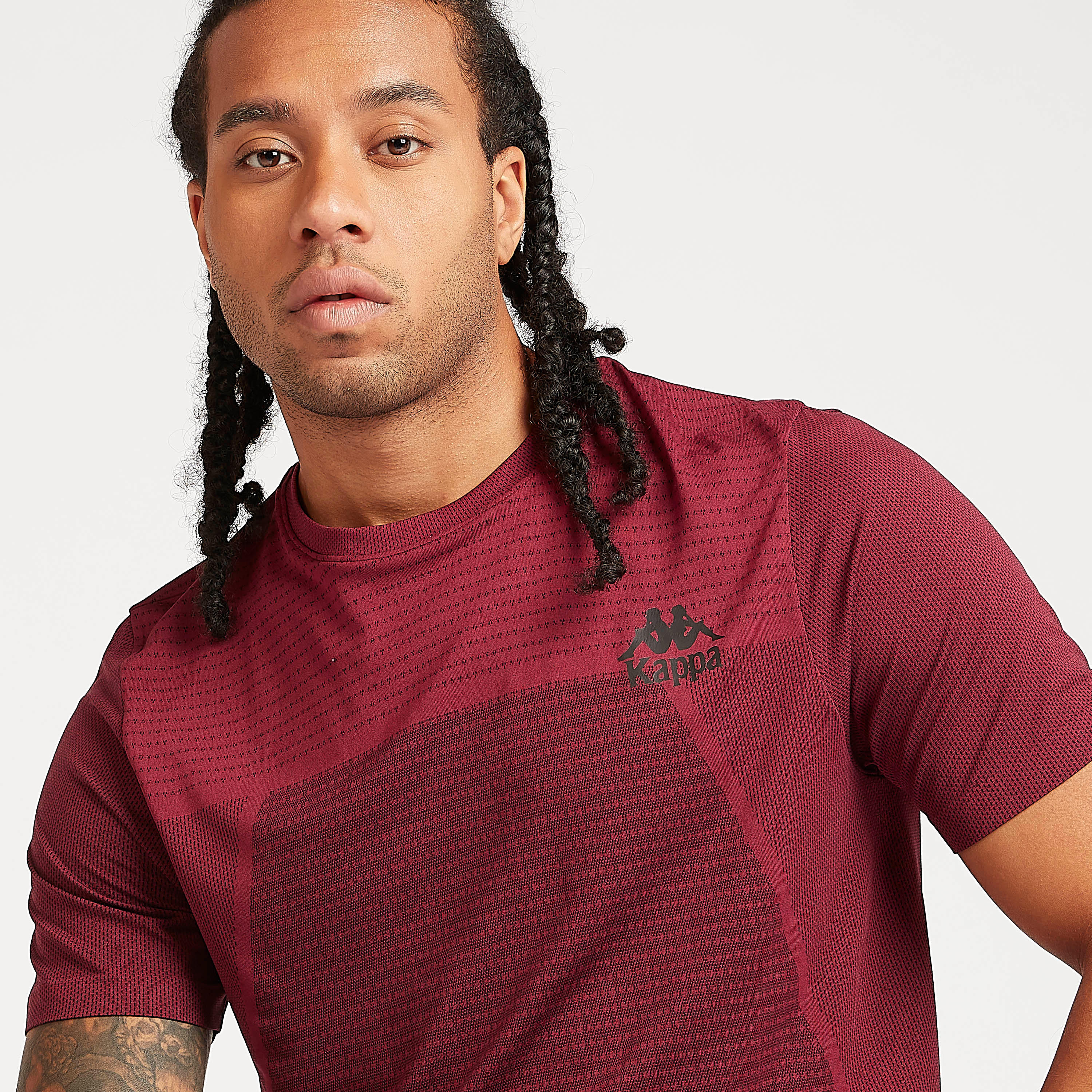 تيشيرت  بياقة ضيقة وأكمام قصيرة وبتفاصيل شعار من كابا-men-clothing-sportswearandactivewear-tshirtsandpolos-image-3