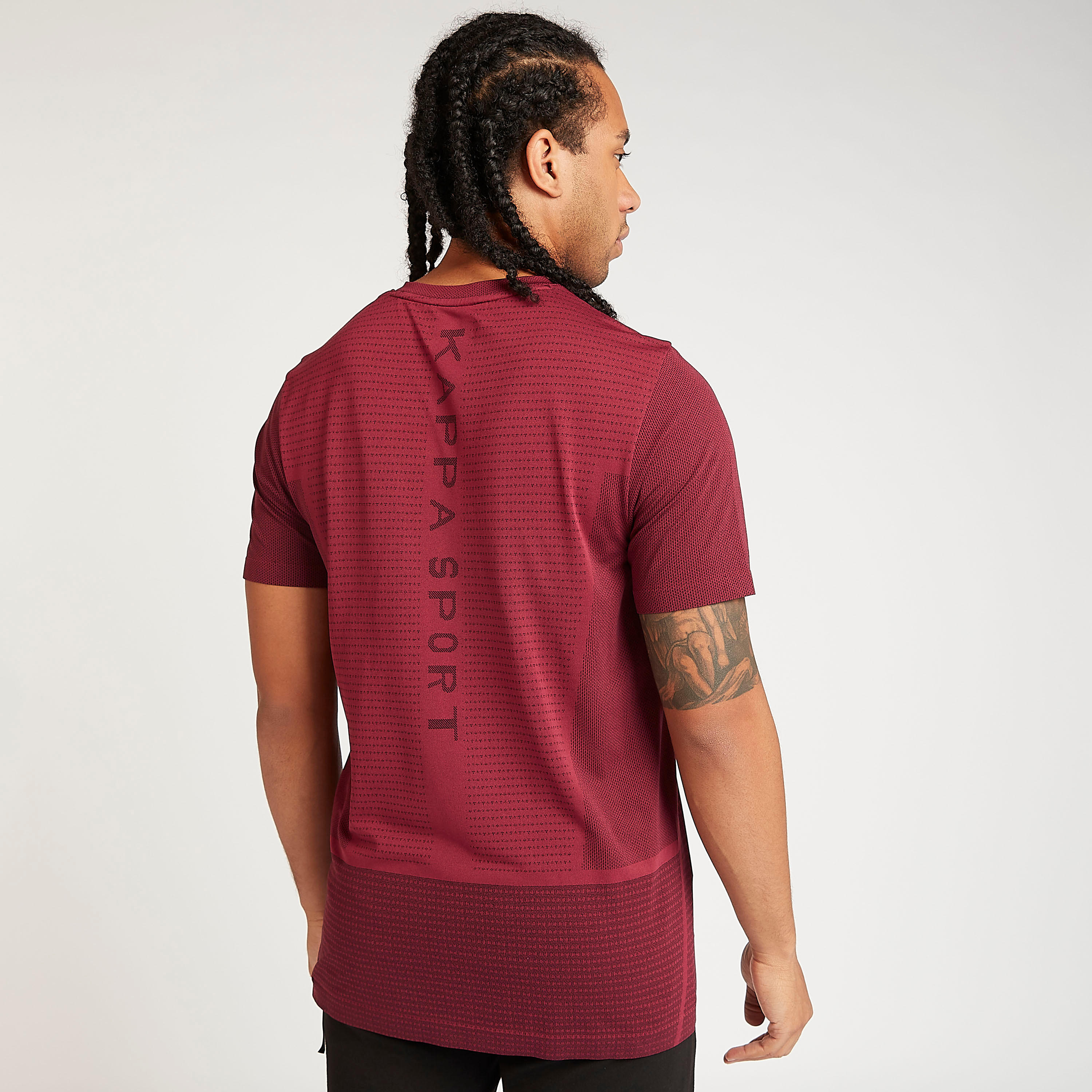تيشيرت  بياقة ضيقة وأكمام قصيرة وبتفاصيل شعار من كابا-men-clothing-sportswearandactivewear-tshirtsandpolos-image-4