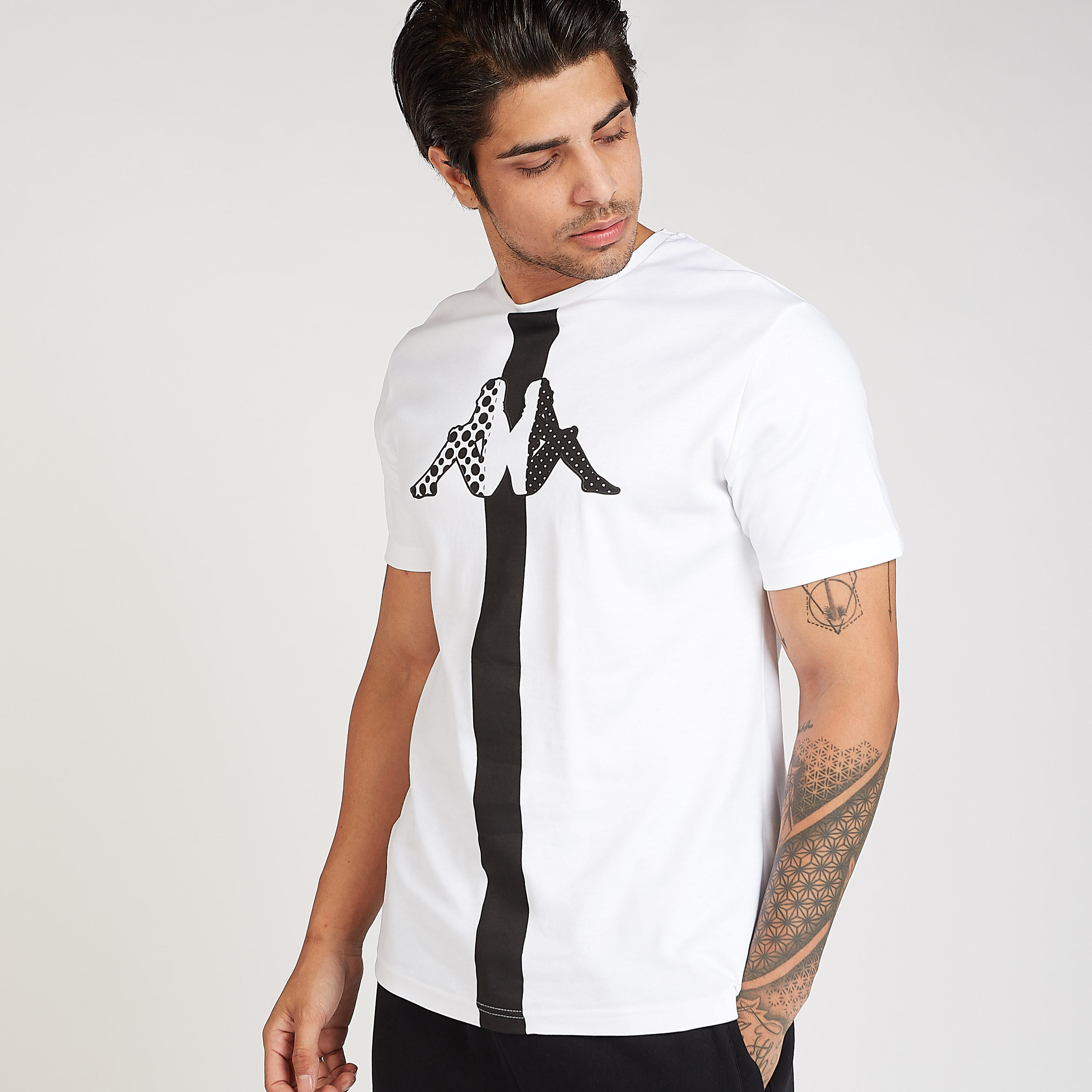 تيشيرت مستدام بياقة ضيّقة وأكمام قصيرة وطبعات من كابا-men-clothing-sportswearandactivewear-tshirtsandpolos-image-1