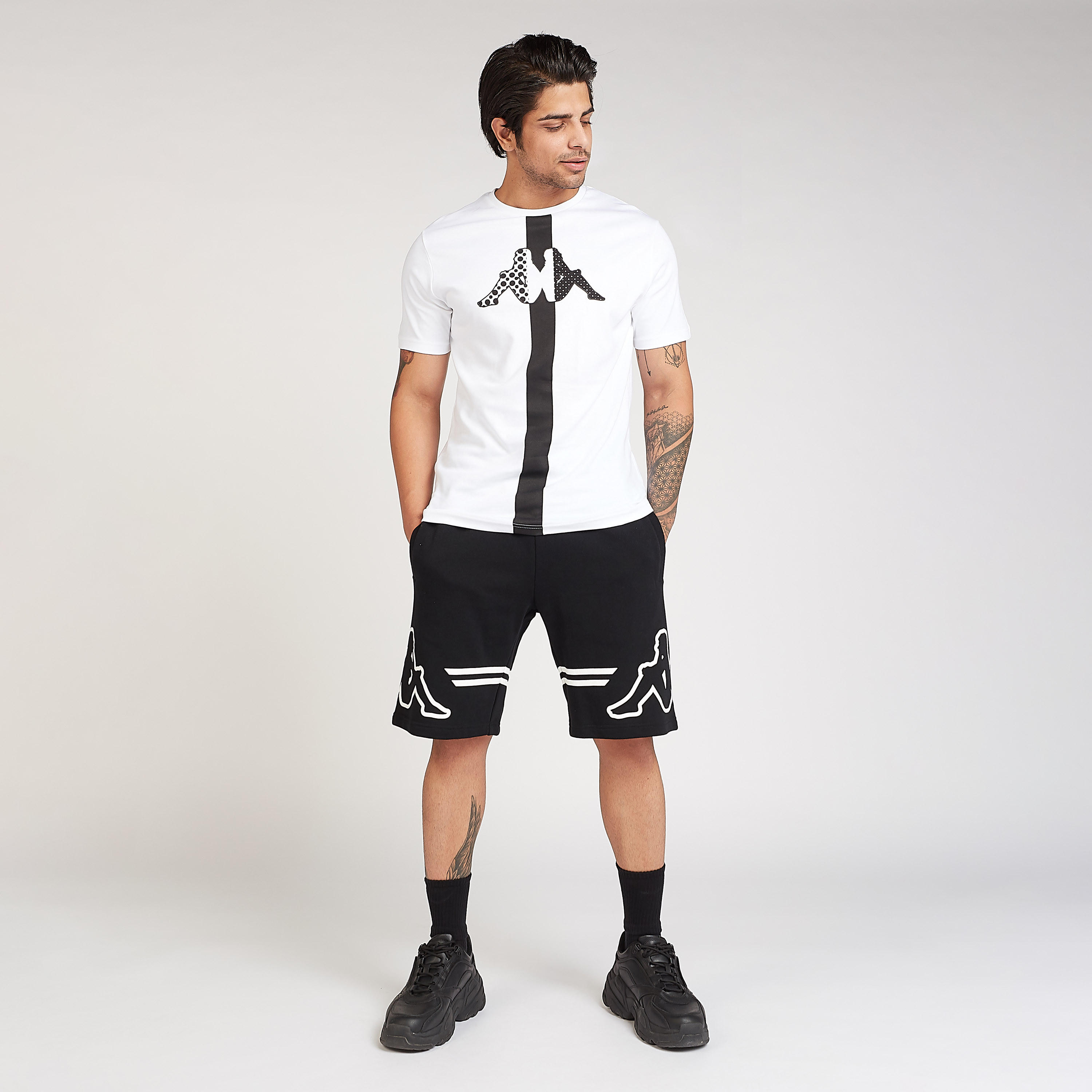 تيشيرت مستدام بياقة ضيّقة وأكمام قصيرة وطبعات من كابا-men-clothing-sportswearandactivewear-tshirtsandpolos-image-2