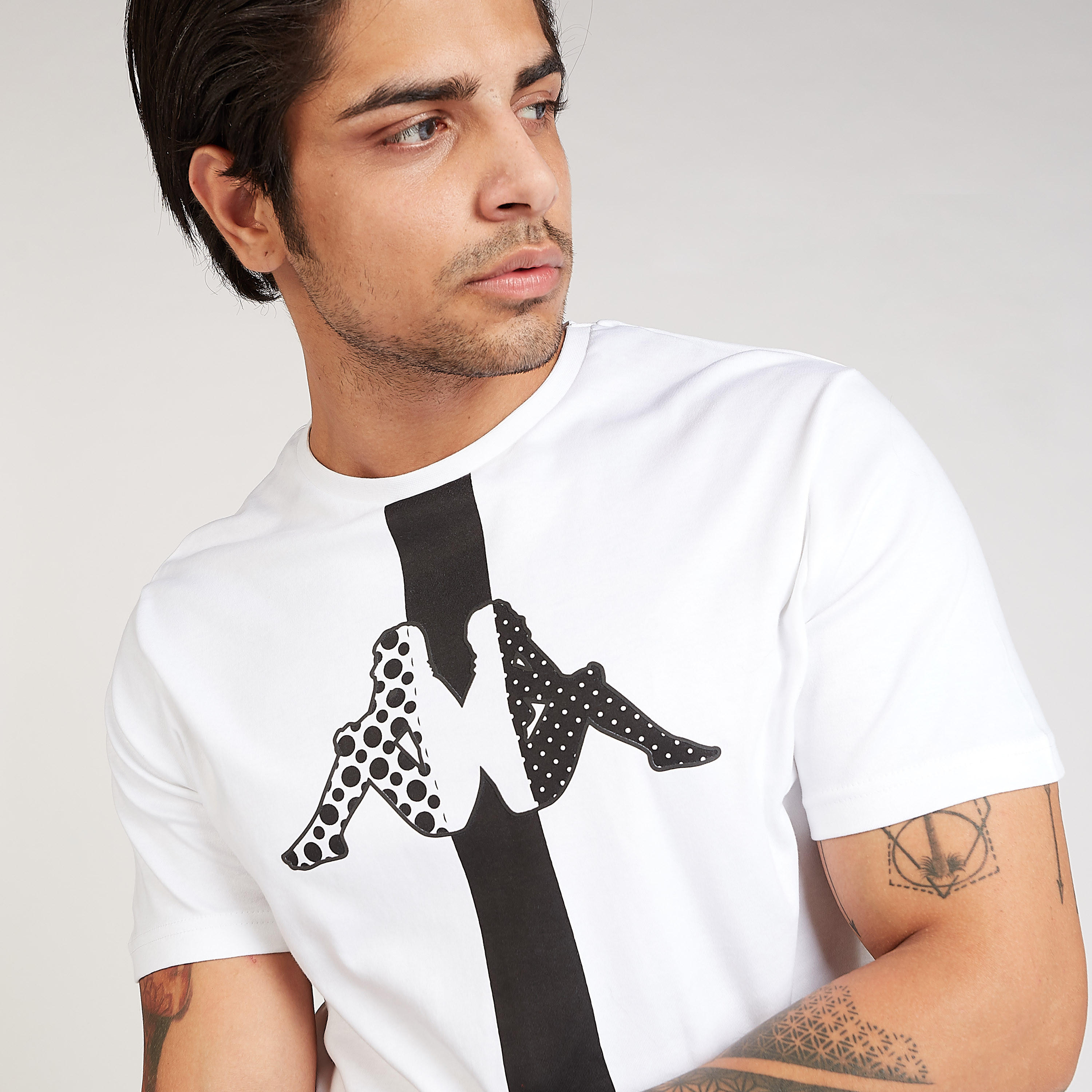 تيشيرت مستدام بياقة ضيّقة وأكمام قصيرة وطبعات من كابا-men-clothing-sportswearandactivewear-tshirtsandpolos-image-3