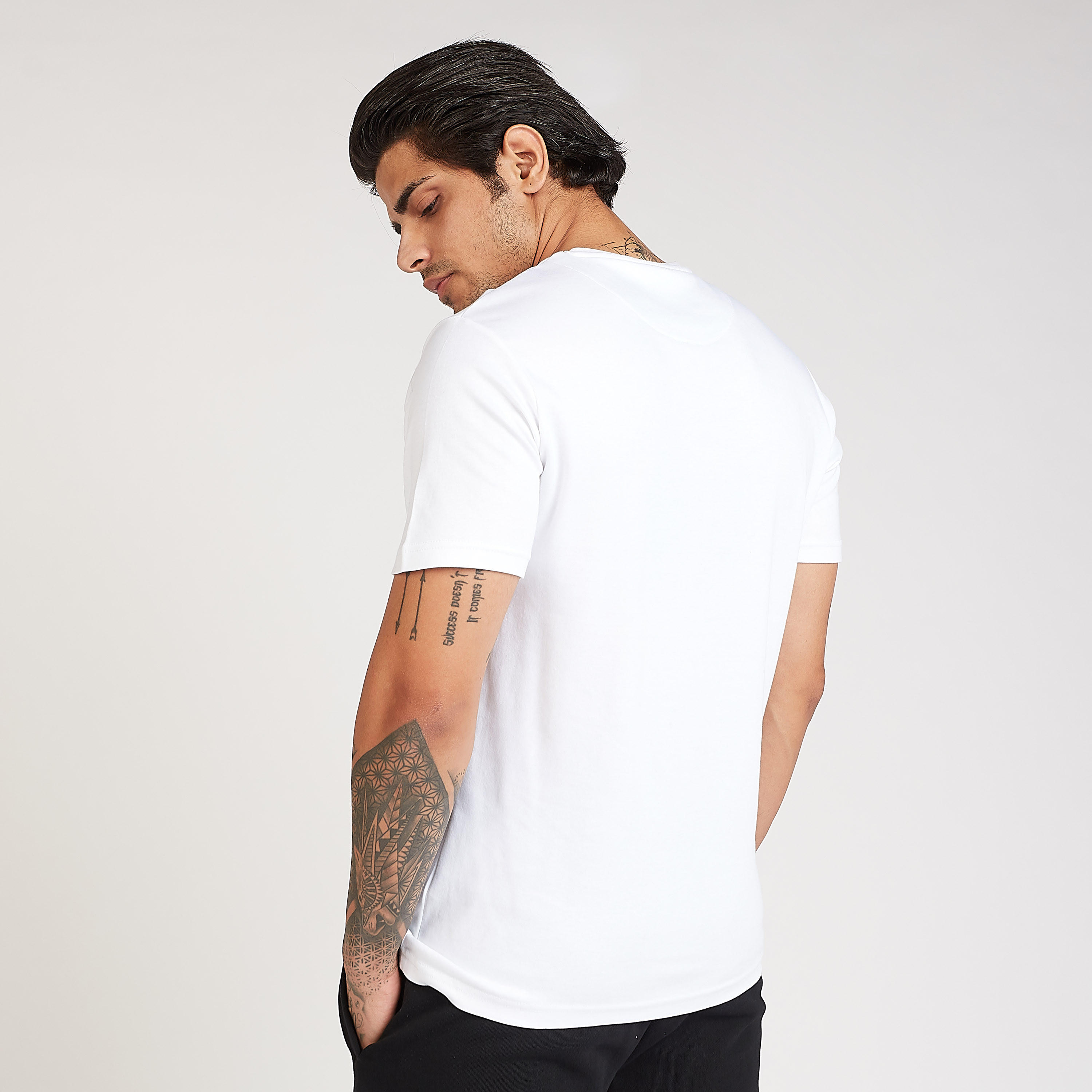 تيشيرت مستدام بياقة ضيّقة وأكمام قصيرة وطبعات من كابا-men-clothing-sportswearandactivewear-tshirtsandpolos-image-4