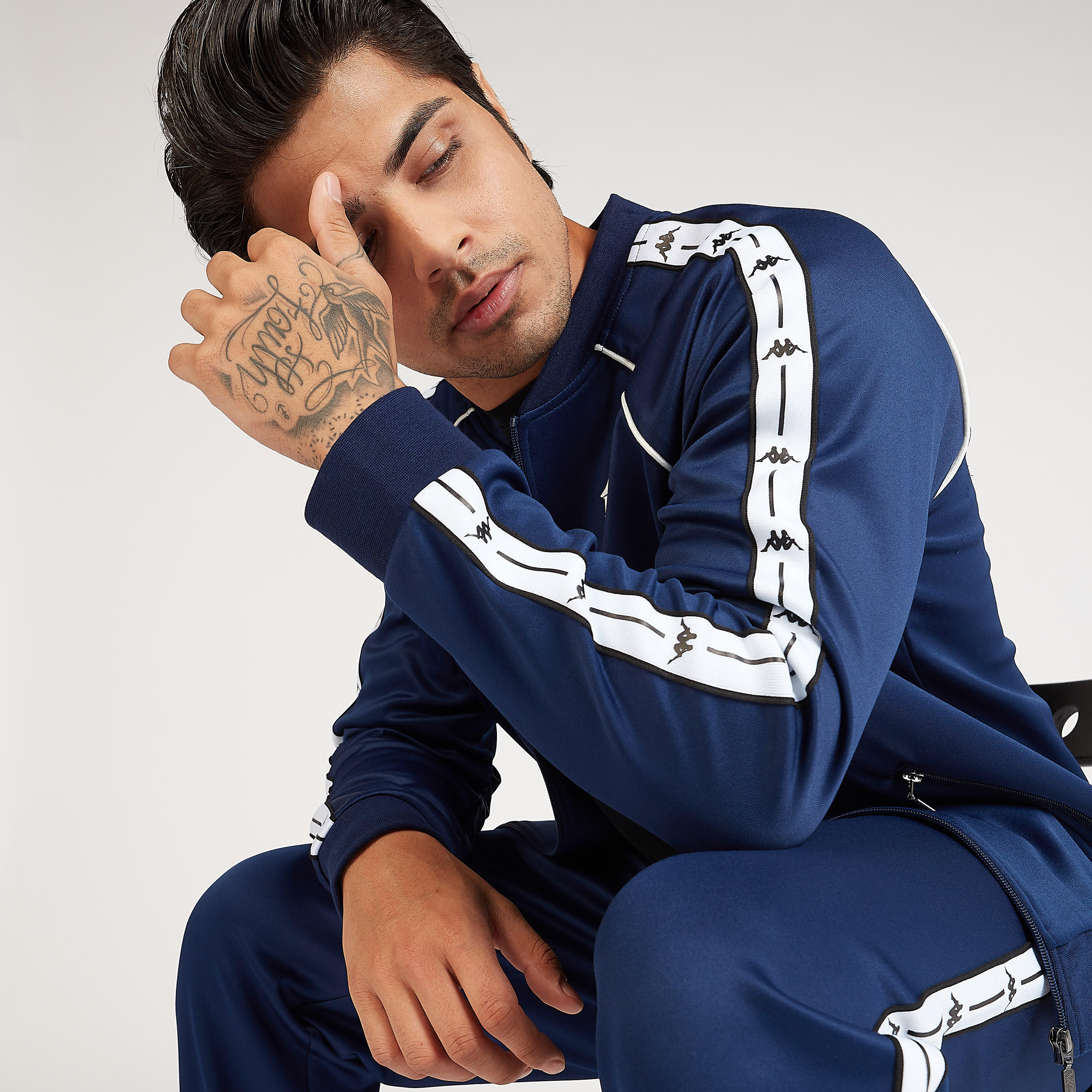 جاكيت مستدام بأكمام طويلة وشريطة وطبعات من كابا-men-clothing-jacketsandblazers-jackets-image-3
