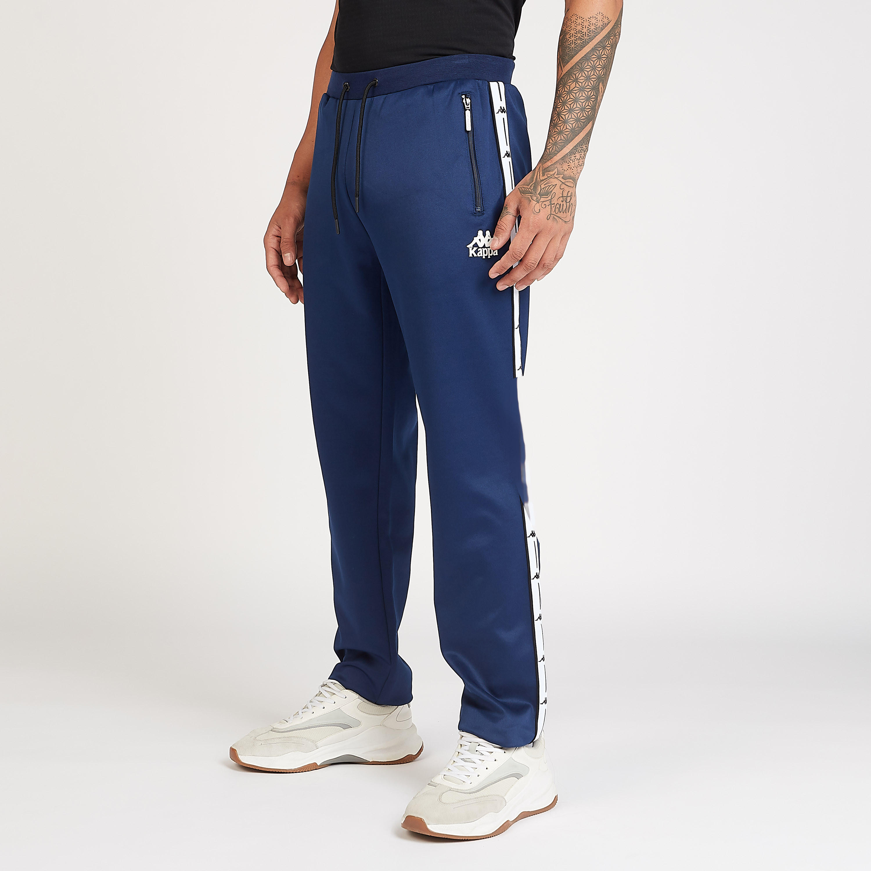 بنطلون رياضي مستدام سادة بجيوب وتفاصيل ألواح من كابا-men-clothing-sportswearandactivewear-bottoms-image-1
