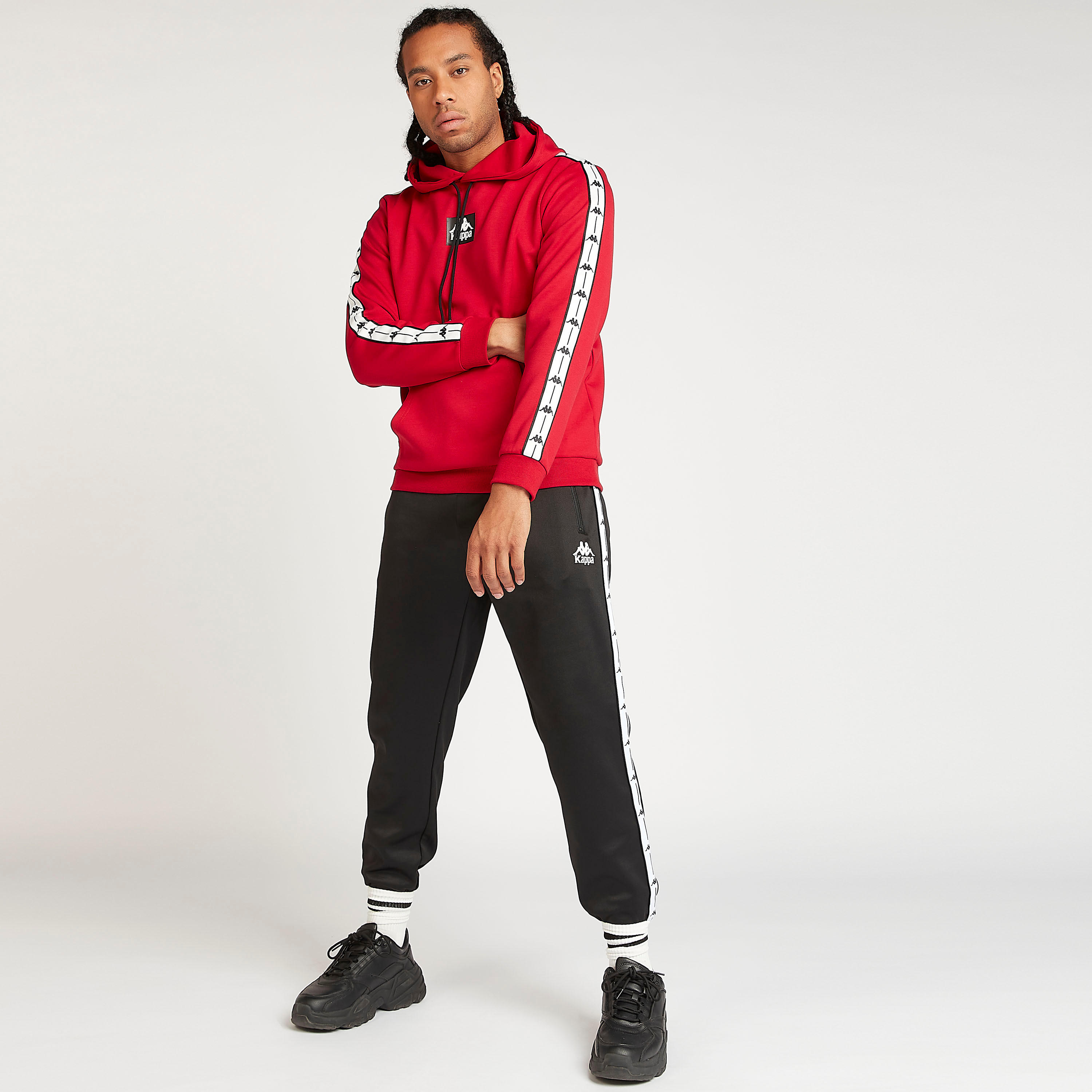 هودي مستدام بتفاصيل جيوب وطبعات شعار من كابا-men-winterwear-hoodiesandsweatshirts-image-1