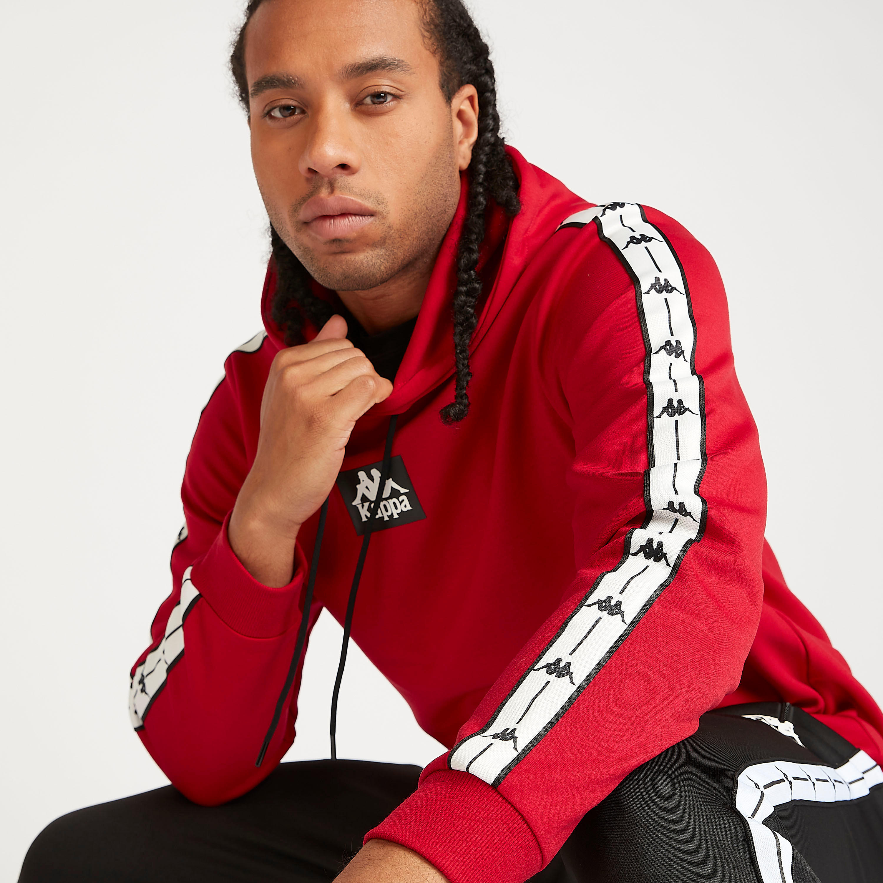 هودي مستدام بتفاصيل جيوب وطبعات شعار من كابا-men-winterwear-hoodiesandsweatshirts-image-2