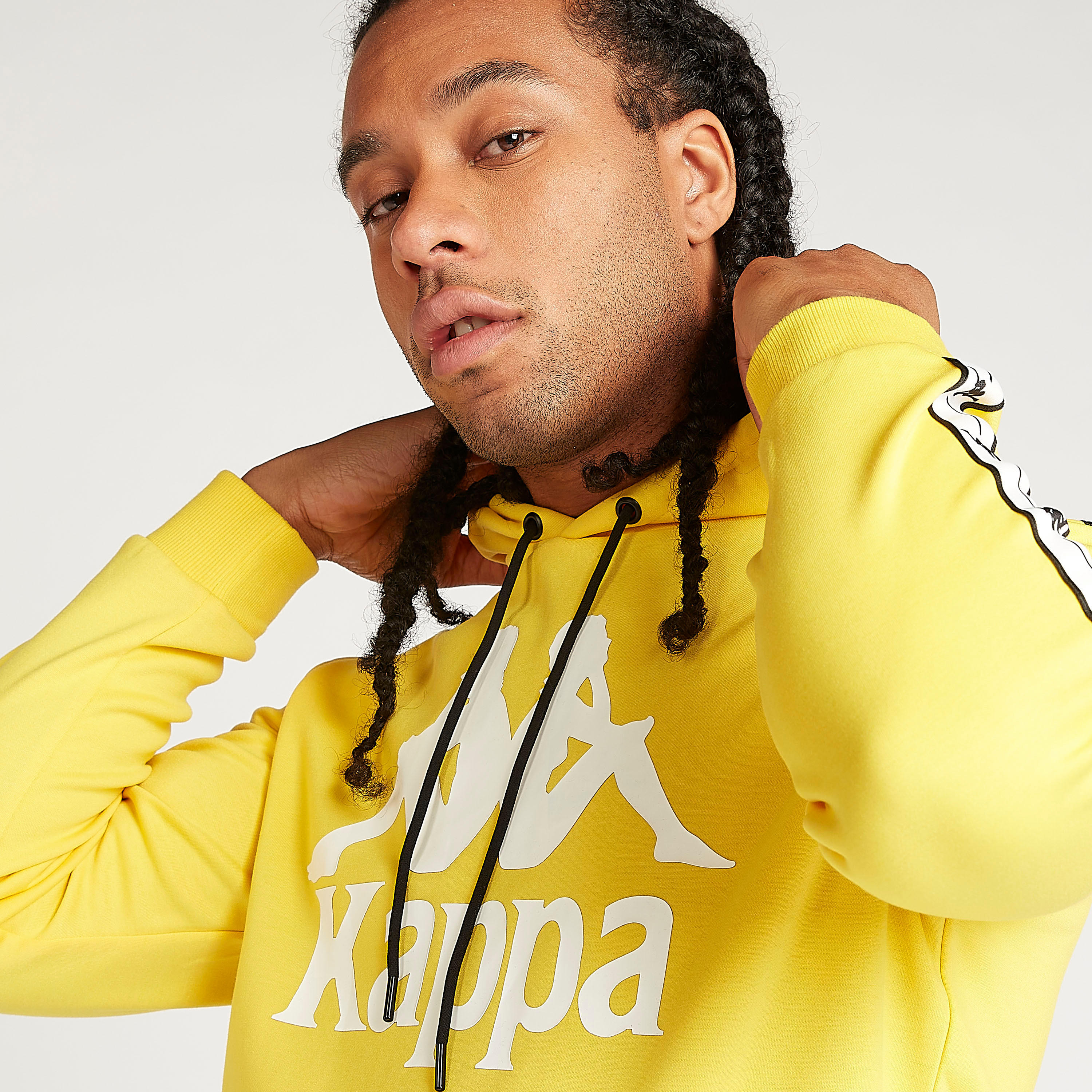 هودي مستدام بتفاصيل جيوب وطبعات شعار من كابا-men-winterwear-hoodiesandsweatshirts-image-1