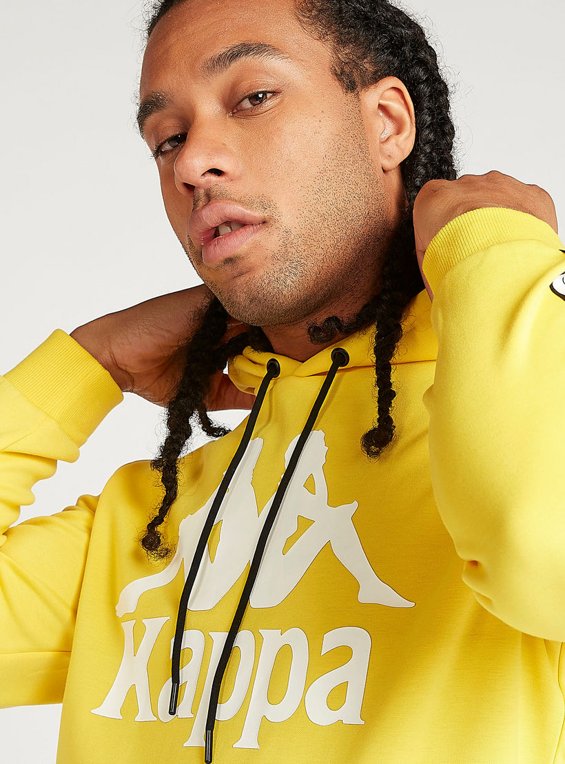 هودي مستدام بتفاصيل جيوب وطبعات شعار من كابا-men-winterwear-hoodiesandsweatshirts-image-1