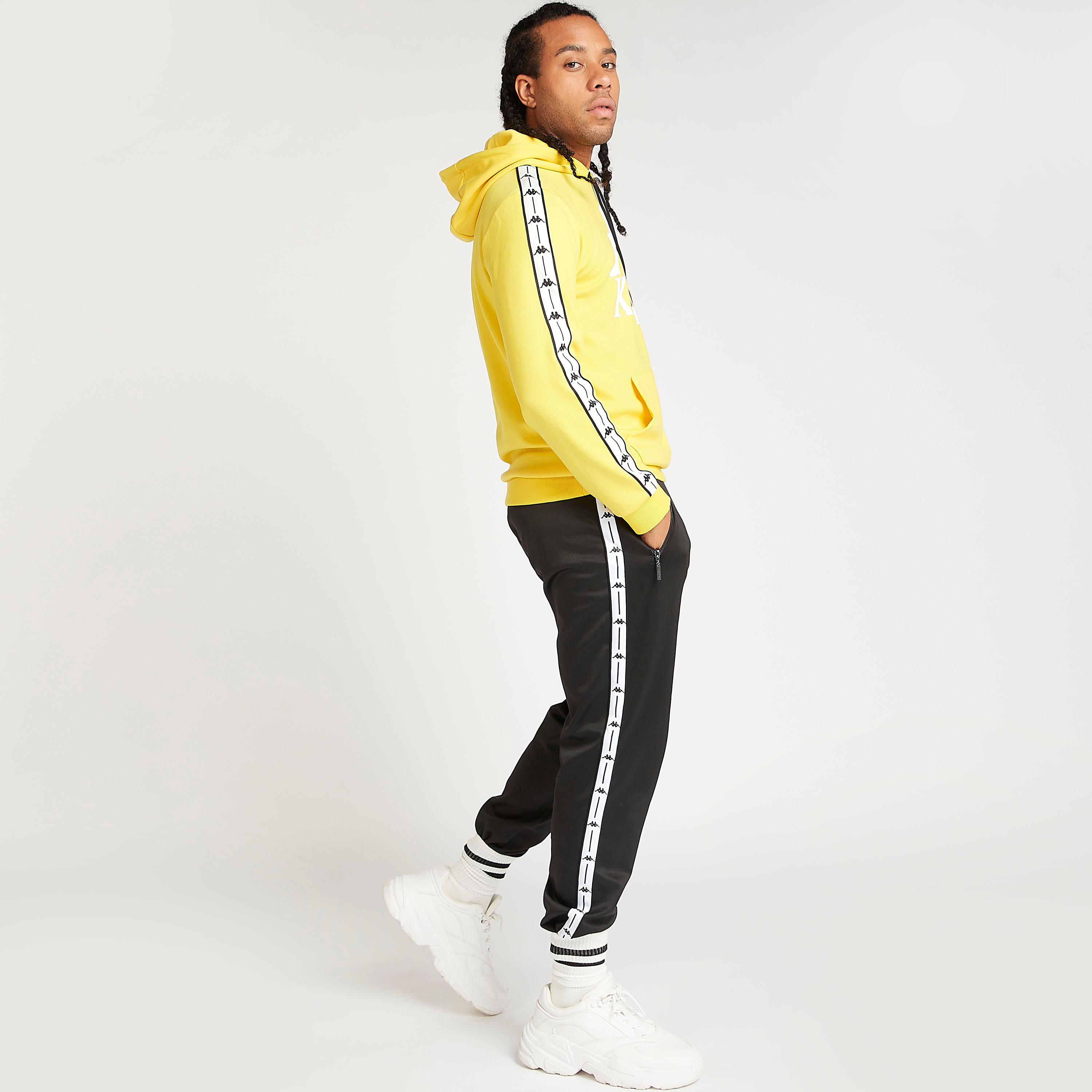 هودي مستدام بتفاصيل جيوب وطبعات شعار من كابا-men-winterwear-hoodiesandsweatshirts-image-2