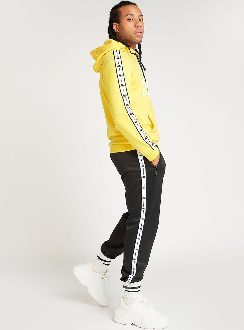 هودي مستدام بتفاصيل جيوب وطبعات شعار من كابا-men-winterwear-hoodiesandsweatshirts-image-2