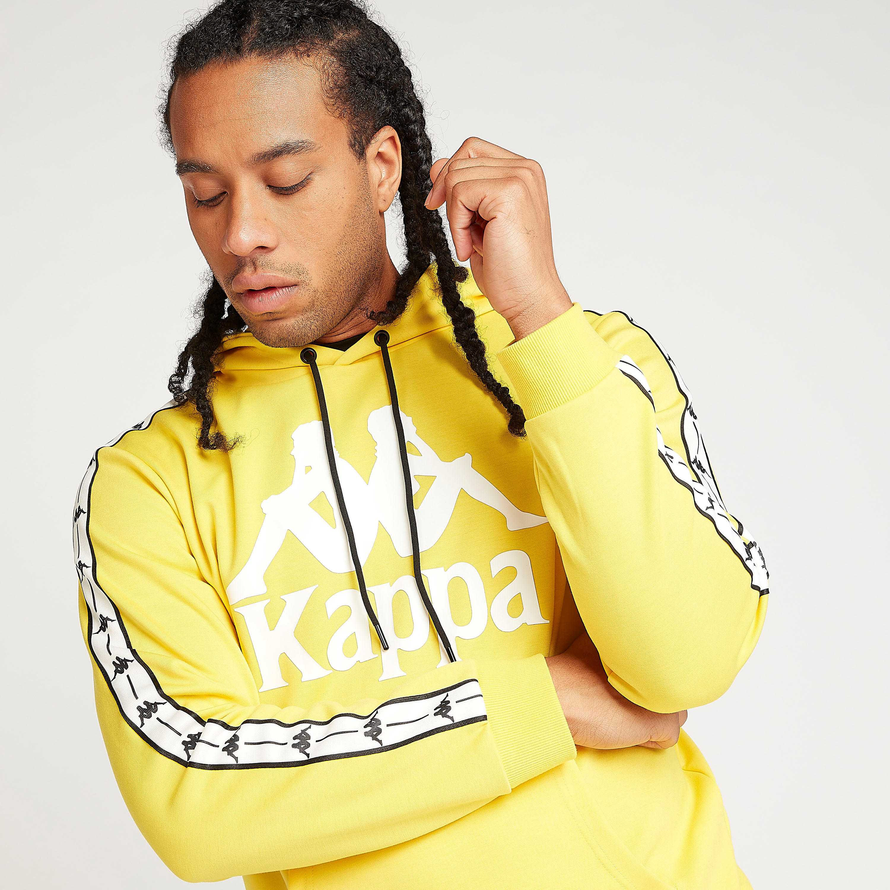 هودي مستدام بتفاصيل جيوب وطبعات شعار من كابا-men-winterwear-hoodiesandsweatshirts-image-3