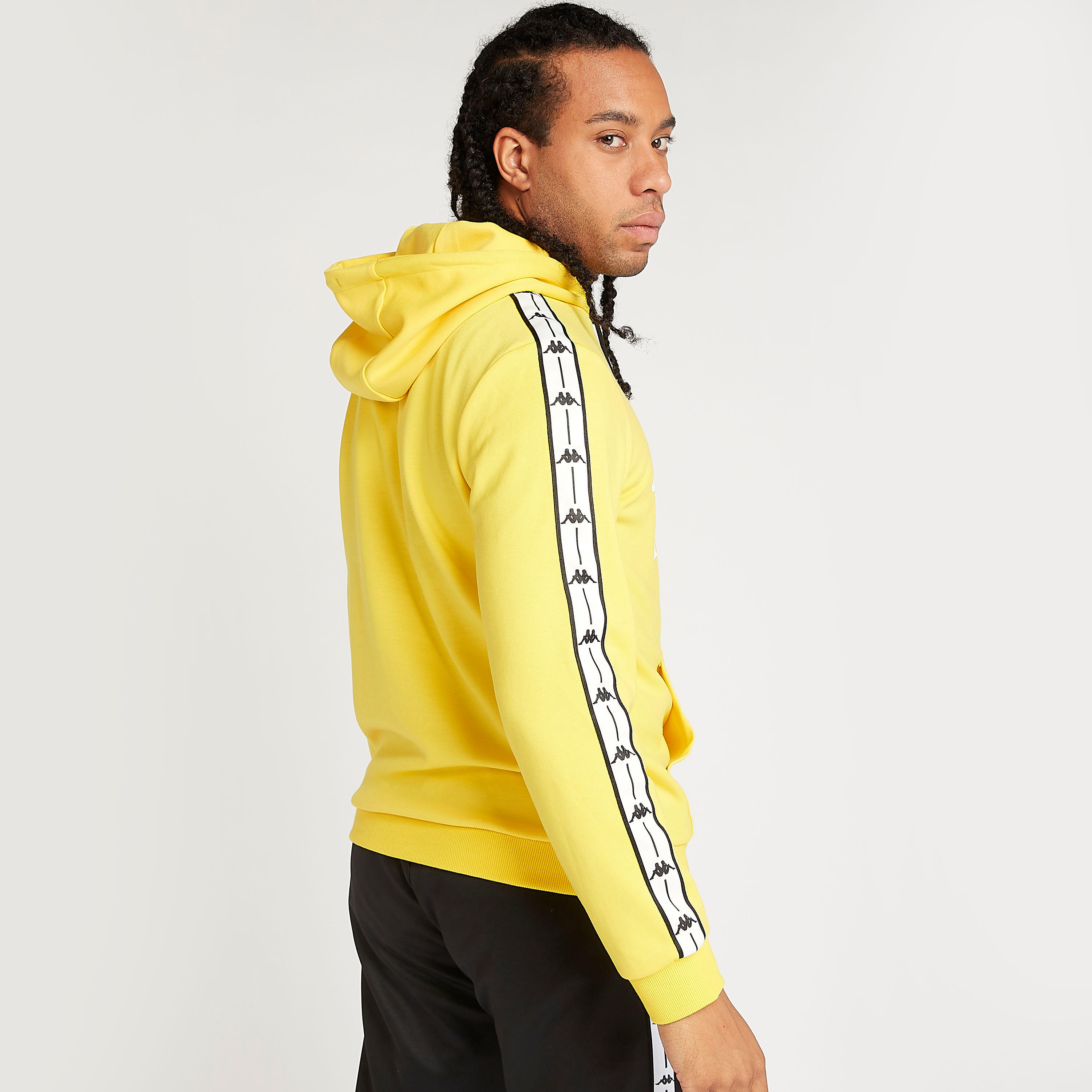 هودي مستدام بتفاصيل جيوب وطبعات شعار من كابا-men-winterwear-hoodiesandsweatshirts-image-4
