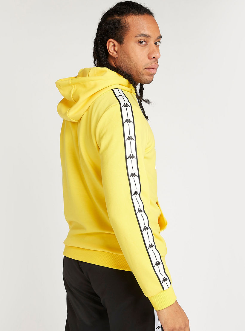 هودي مستدام بتفاصيل جيوب وطبعات شعار من كابا-men-winterwear-hoodiesandsweatshirts-image-4
