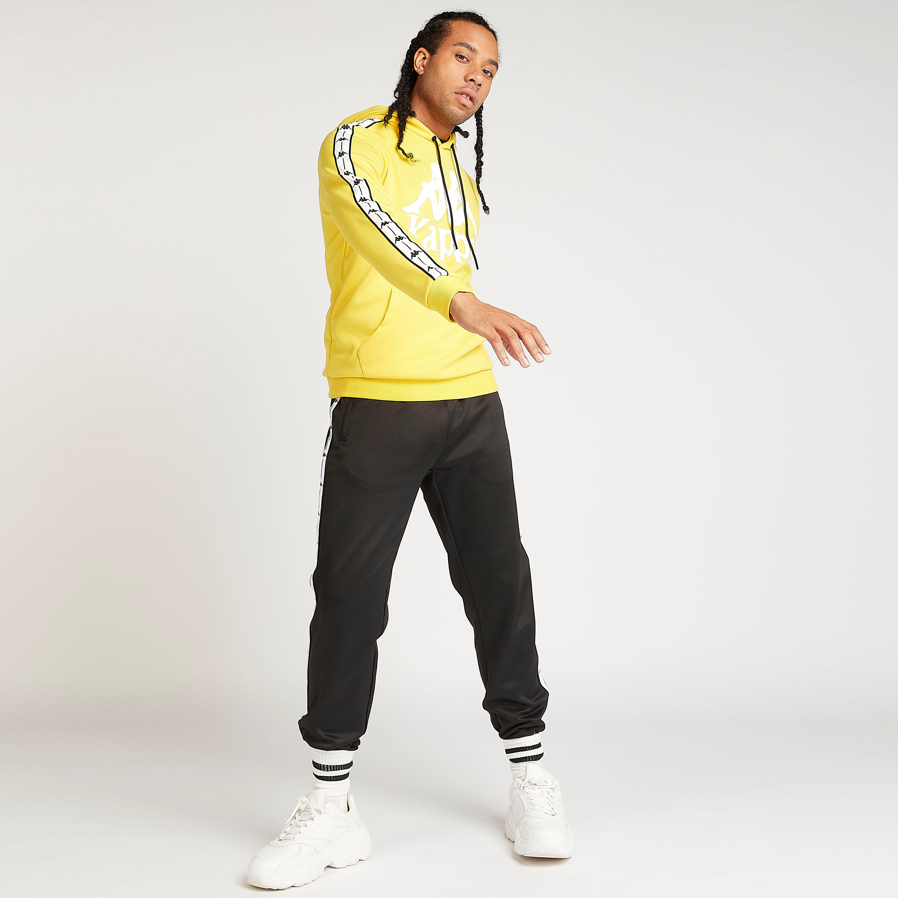 هودي مستدام بتفاصيل جيوب وطبعات شعار من كابا-men-winterwear-hoodiesandsweatshirts-image-5