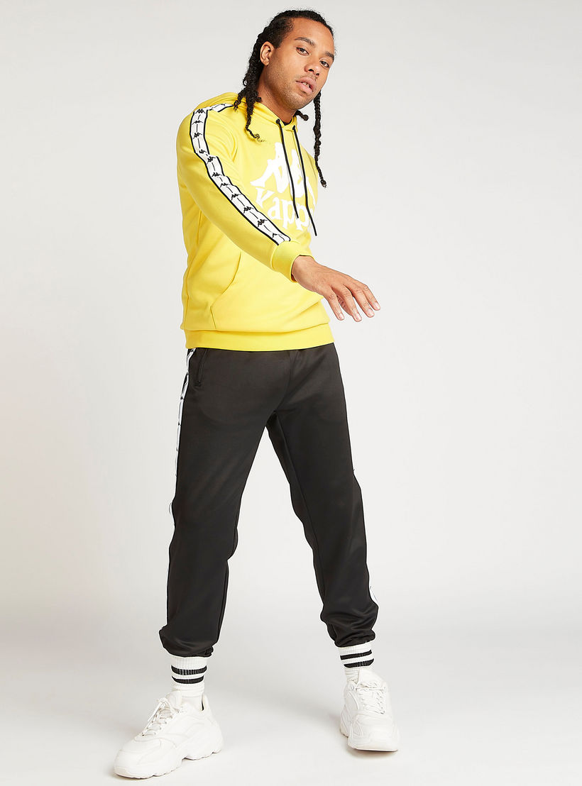 هودي مستدام بتفاصيل جيوب وطبعات شعار من كابا-men-winterwear-hoodiesandsweatshirts-image-5
