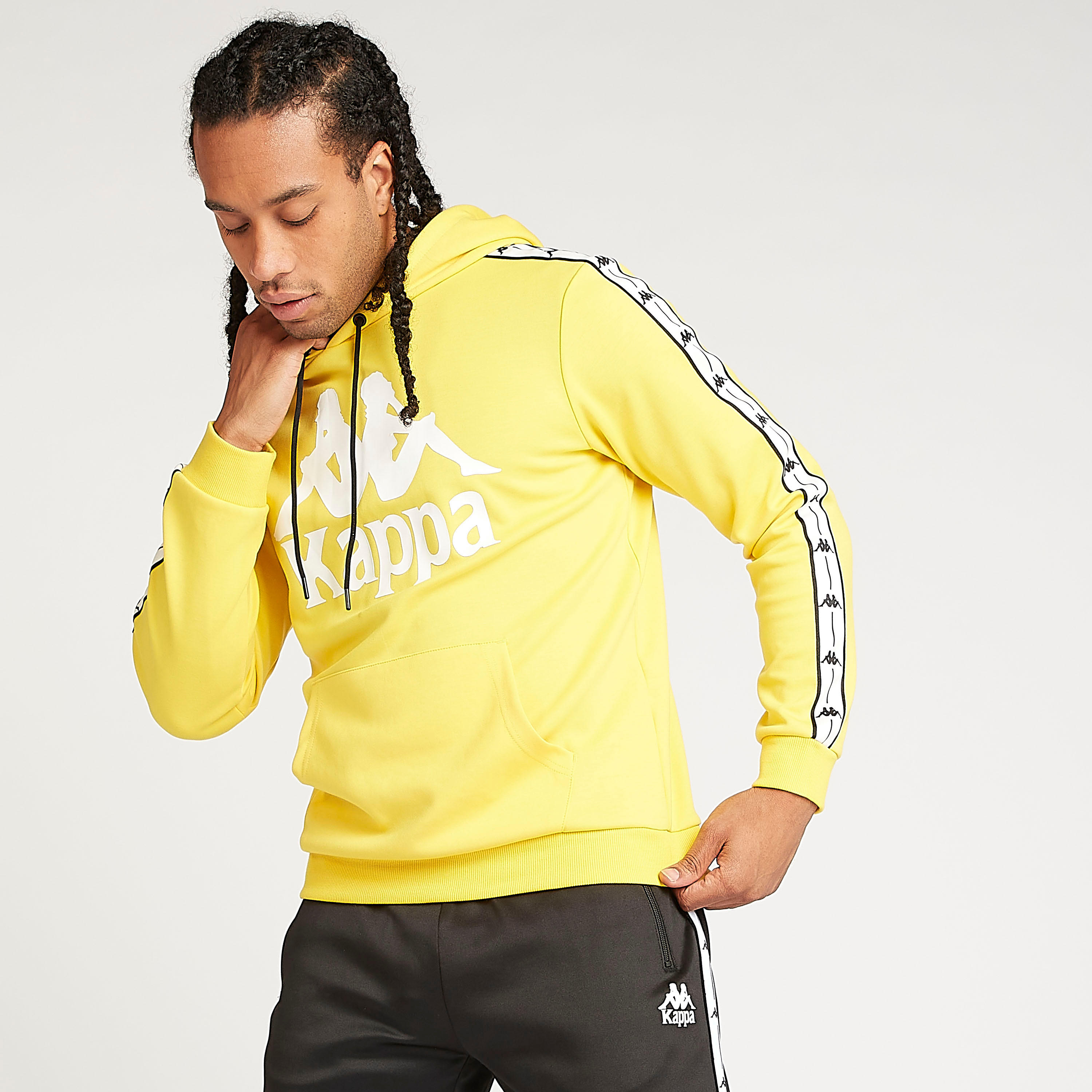 هودي مستدام بتفاصيل جيوب وطبعات شعار من كابا-men-winterwear-hoodiesandsweatshirts-image-6
