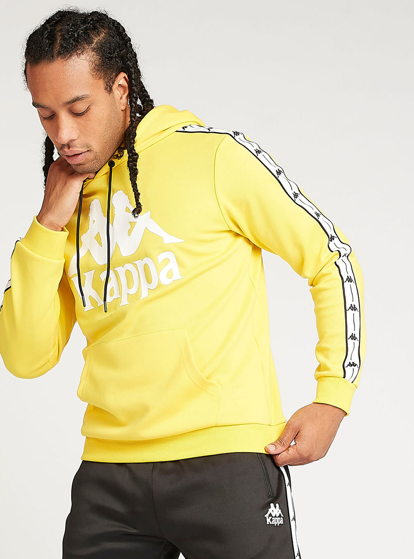 هودي مستدام بتفاصيل جيوب وطبعات شعار من كابا-men-winterwear-hoodiesandsweatshirts-image-6