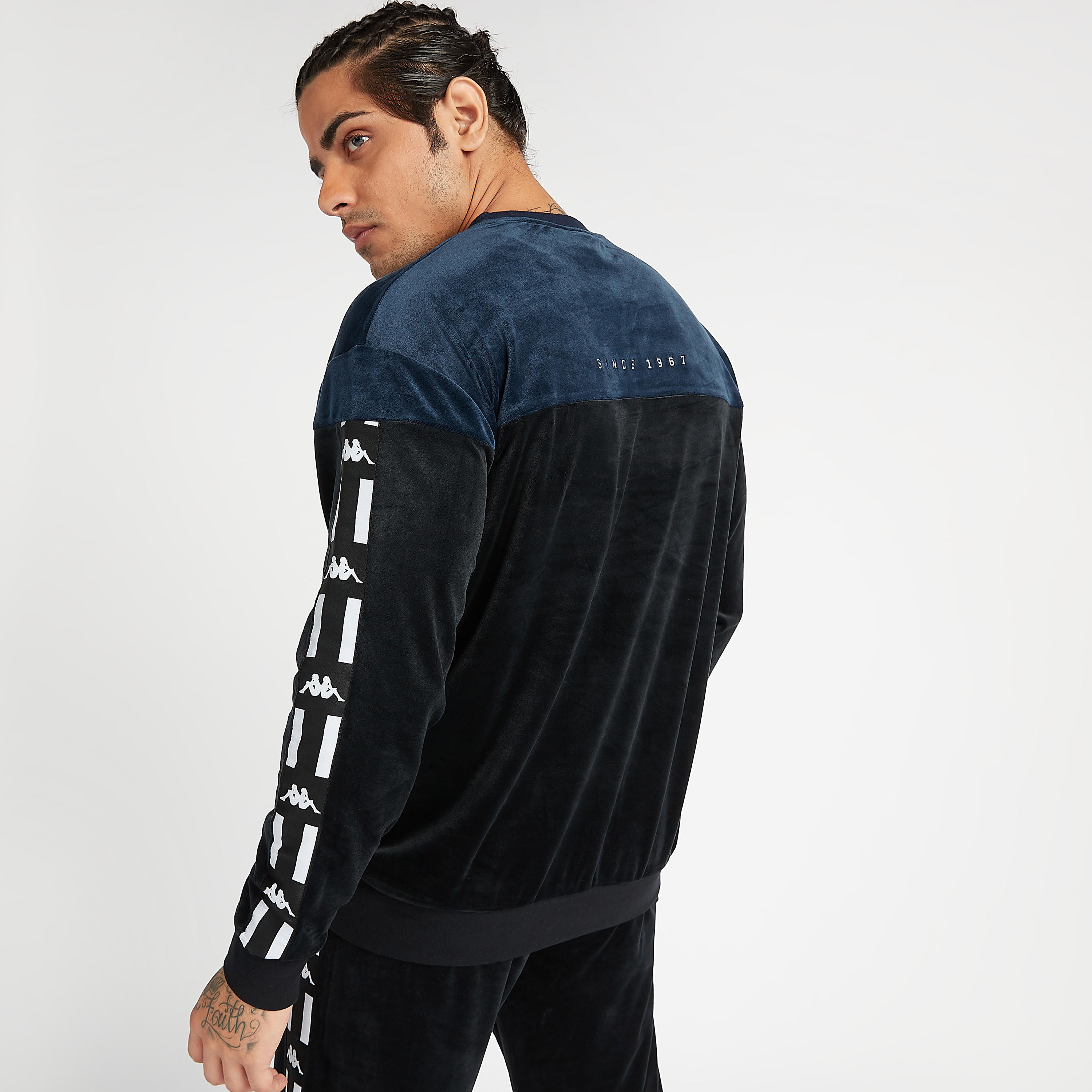 سويت شيرت بأكمام طويلة وتفاصيل شريطة وطبعات-men-winterwear-hoodiesandsweatshirts-image-1