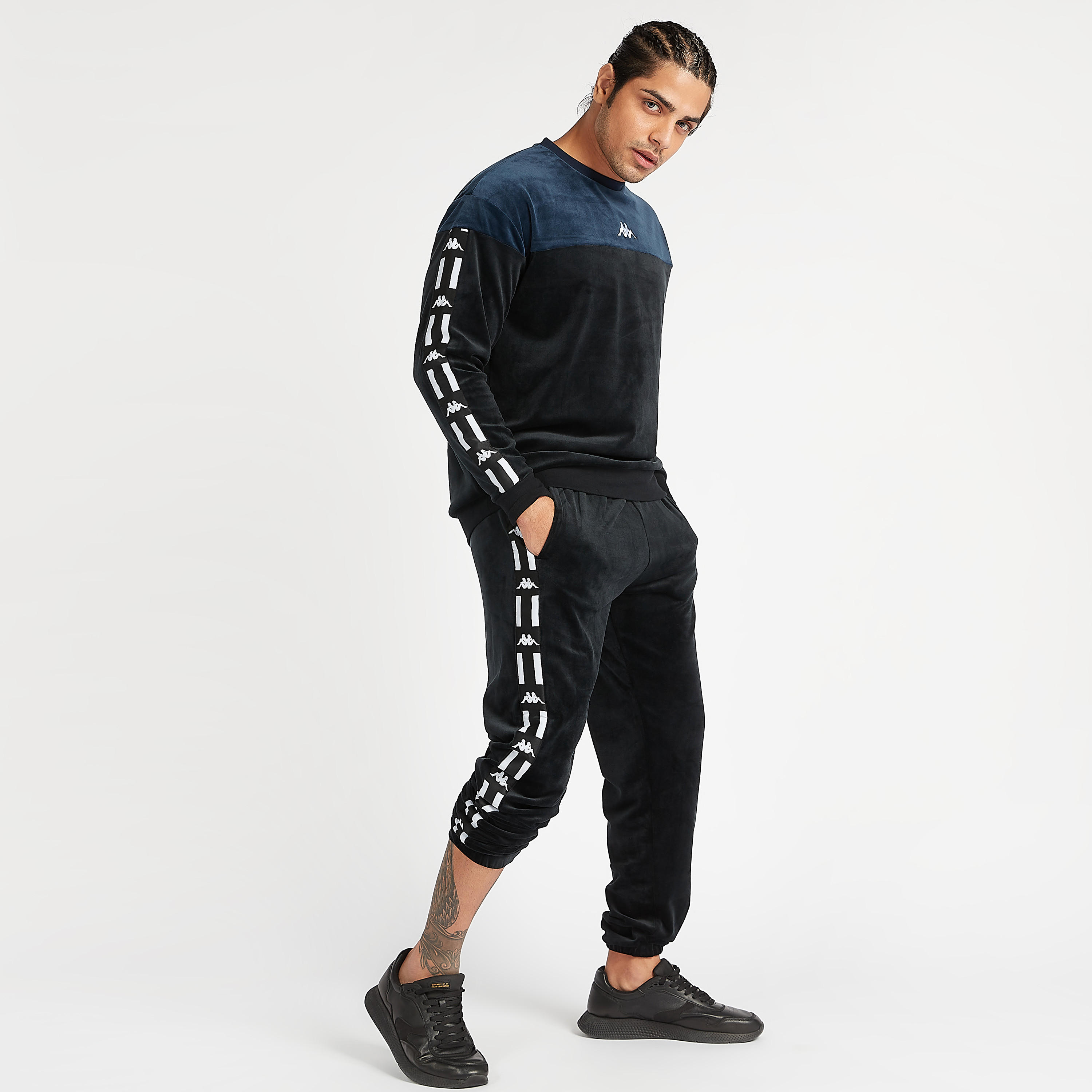 سويت شيرت بأكمام طويلة وتفاصيل شريطة وطبعات-men-winterwear-hoodiesandsweatshirts-image-2