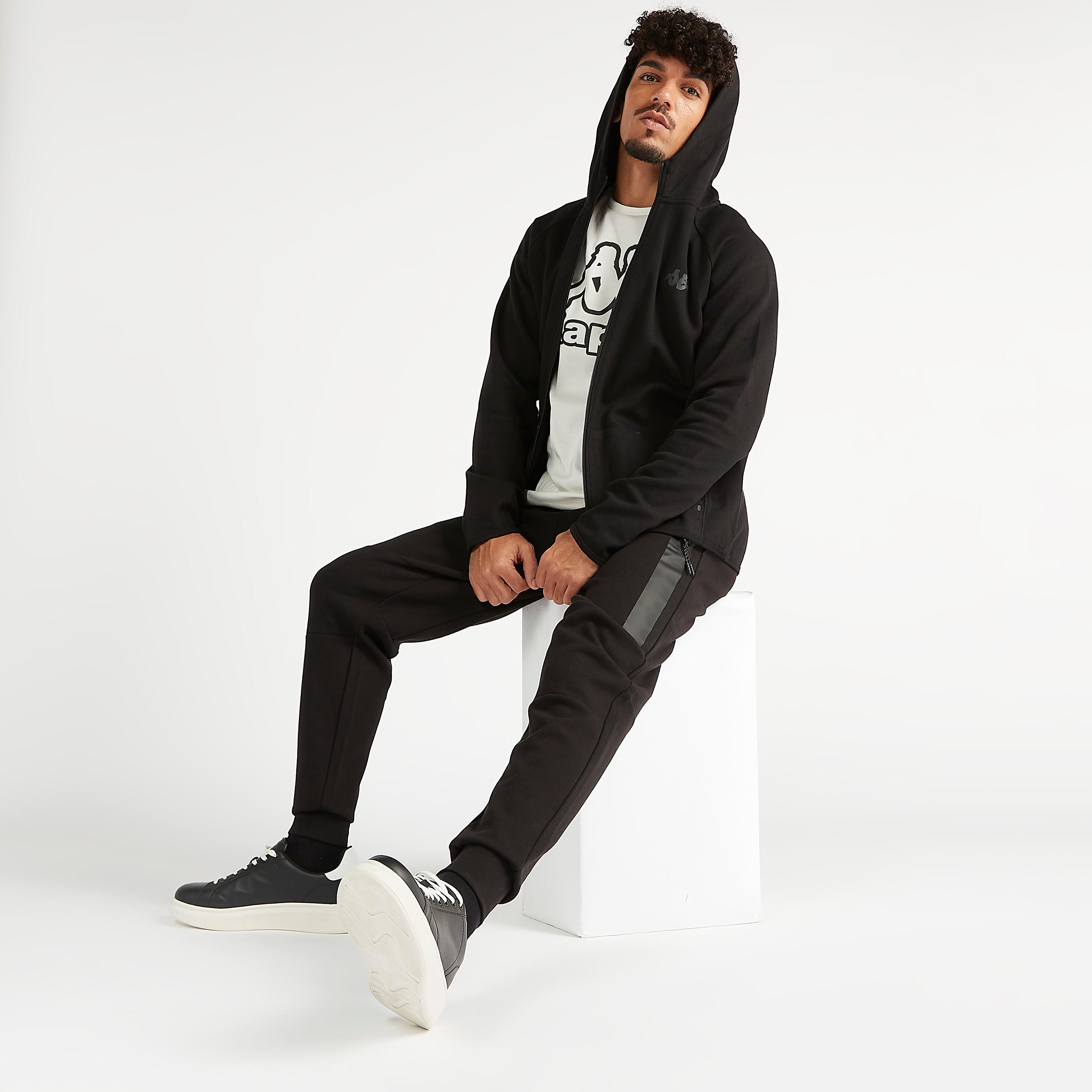 جاكيت مستدام سادة بياقة بقبّعة وسحّاب إغلاق من كابا-men-clothing-jacketsandblazers-jackets-image-1