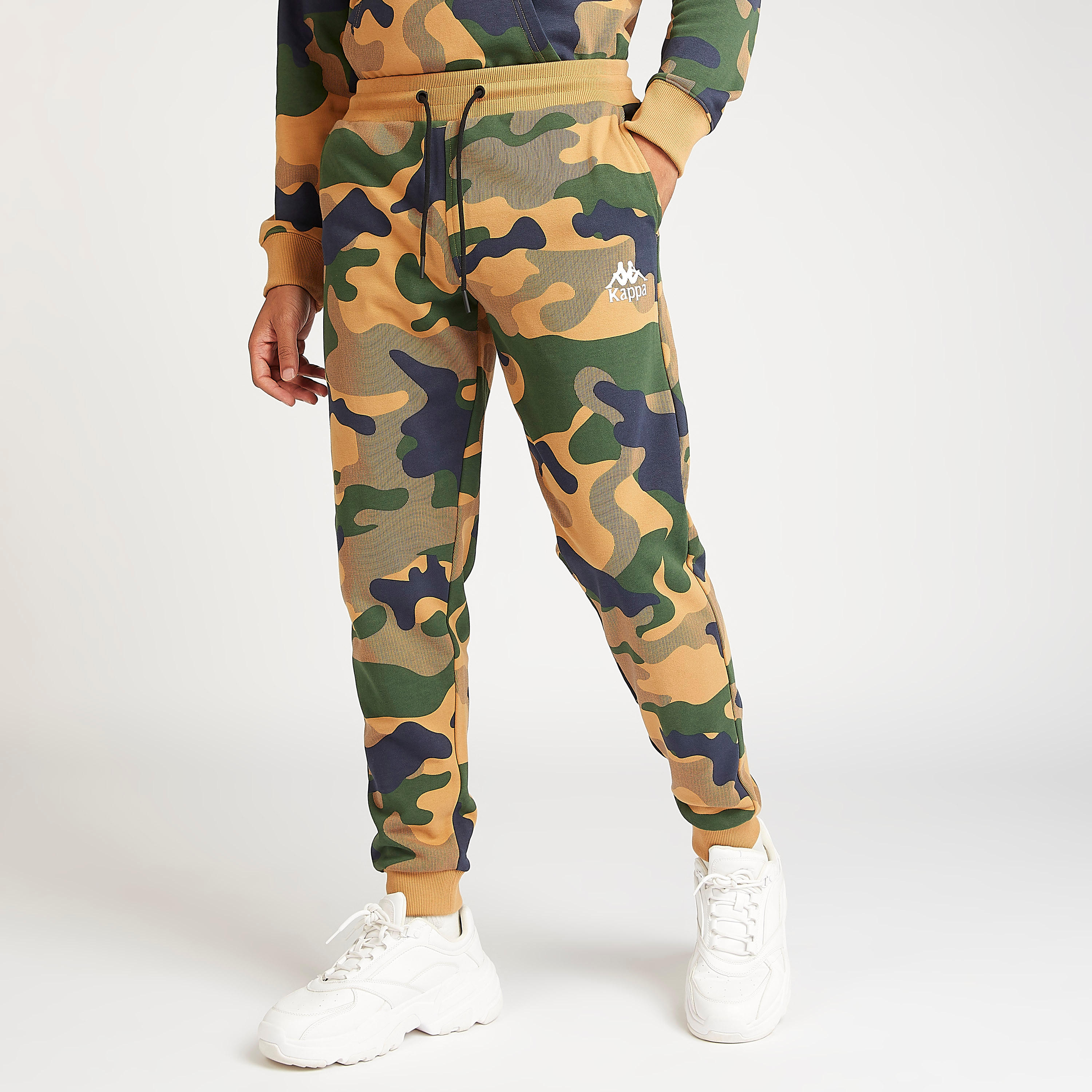 بنطلون رياضي مستدام بتفاصيل جيوب ورباط وطبعات مموهة من كابا-men-clothing-sportswearandactivewear-tracksuits-image-2