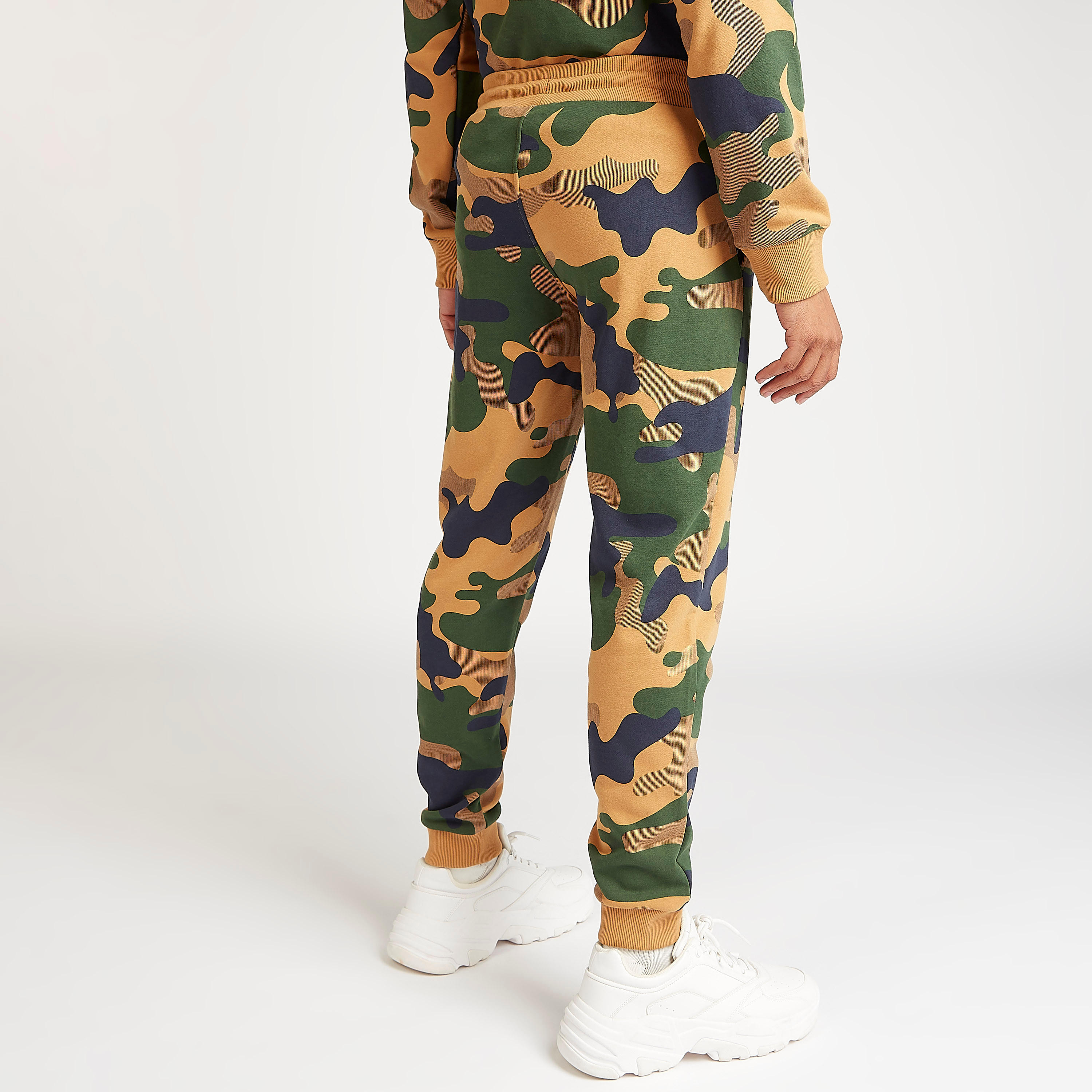 بنطلون رياضي مستدام بتفاصيل جيوب ورباط وطبعات مموهة من كابا-men-clothing-sportswearandactivewear-tracksuits-image-4