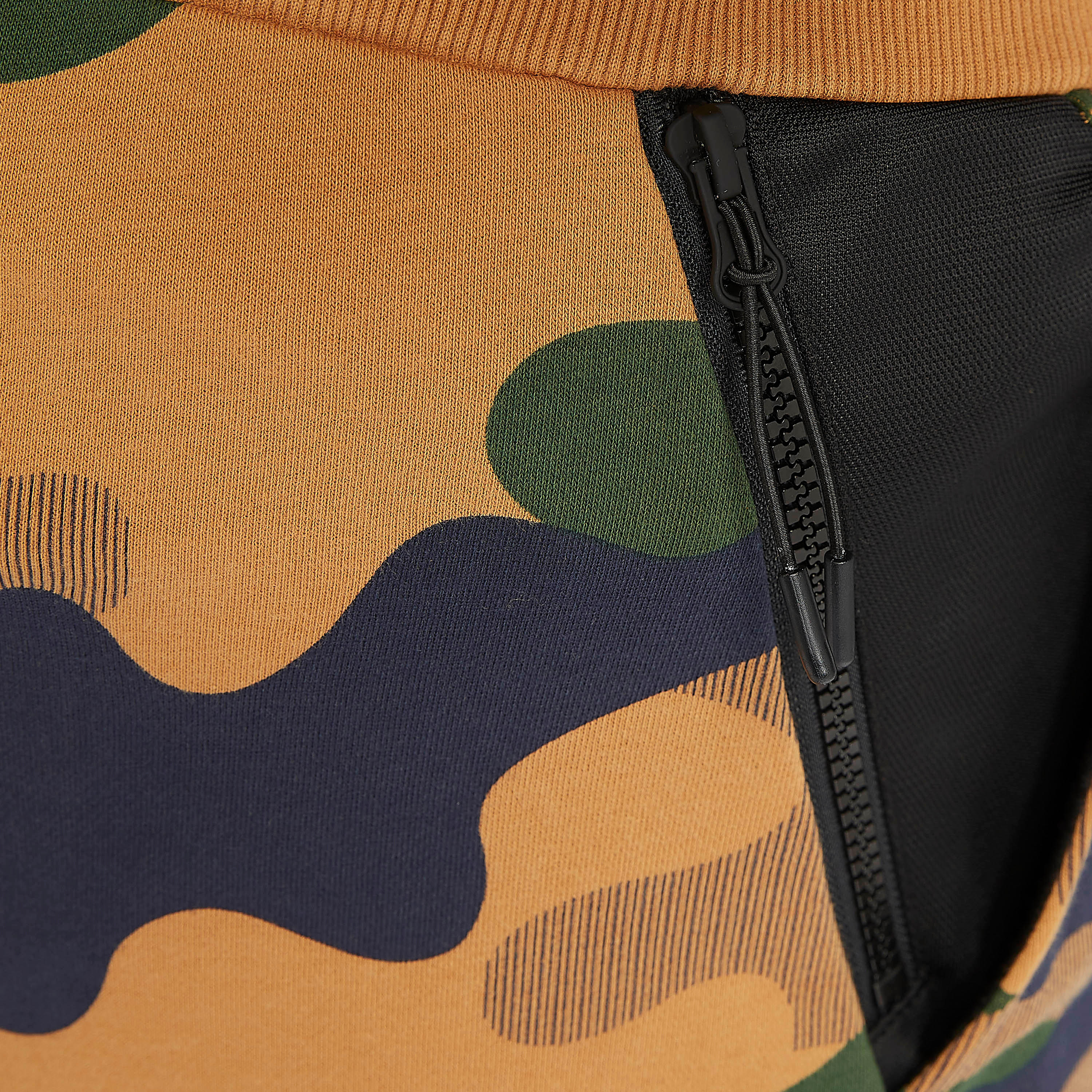 بنطلون رياضي مستدام بتفاصيل جيوب ورباط وطبعات مموهة من كابا-men-clothing-sportswearandactivewear-tracksuits-image-5