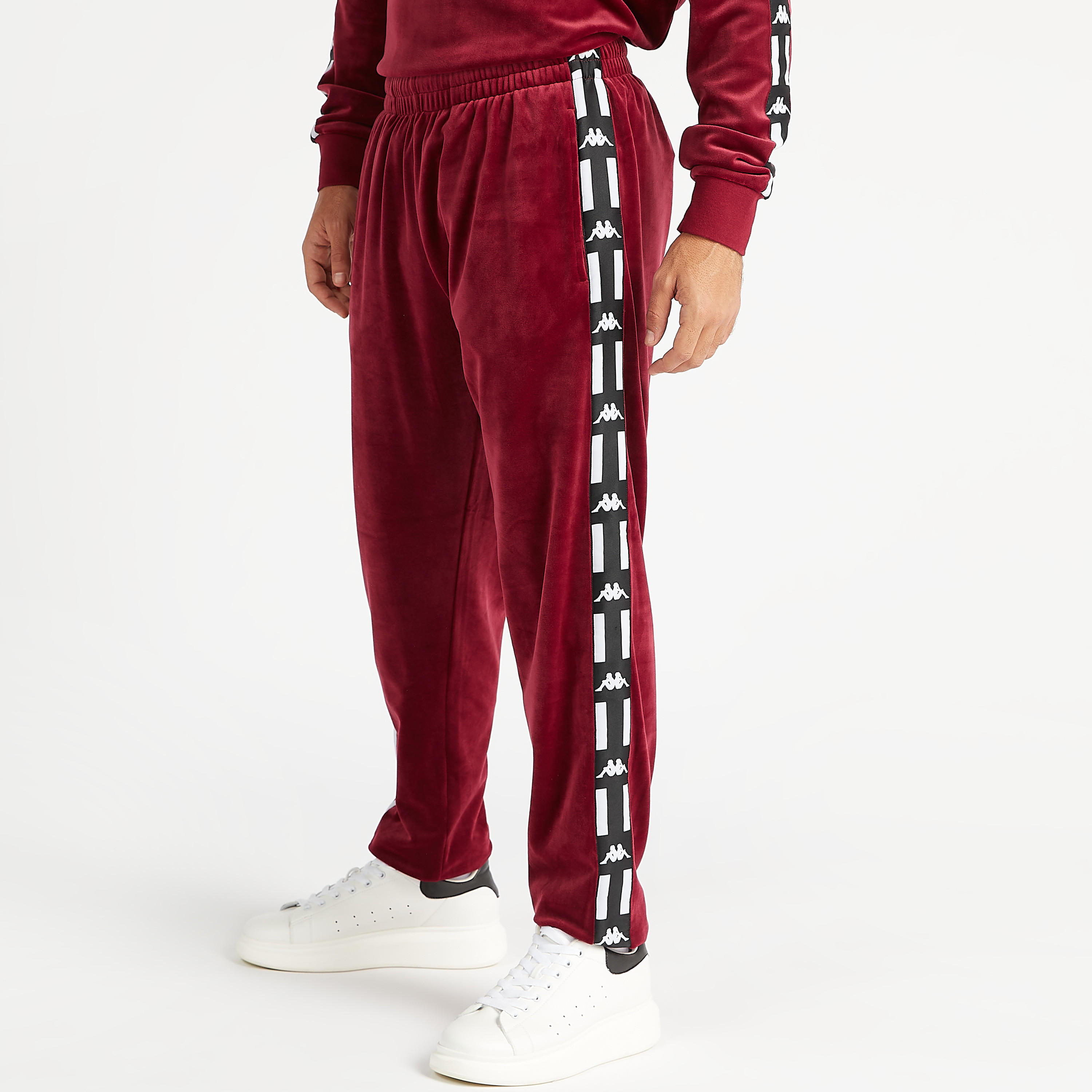 بنطلون رياضي بتفاصيل شريطة بطبعات وخصر مطّاطي-men-clothing-sportswearandactivewear-bottoms-image-1
