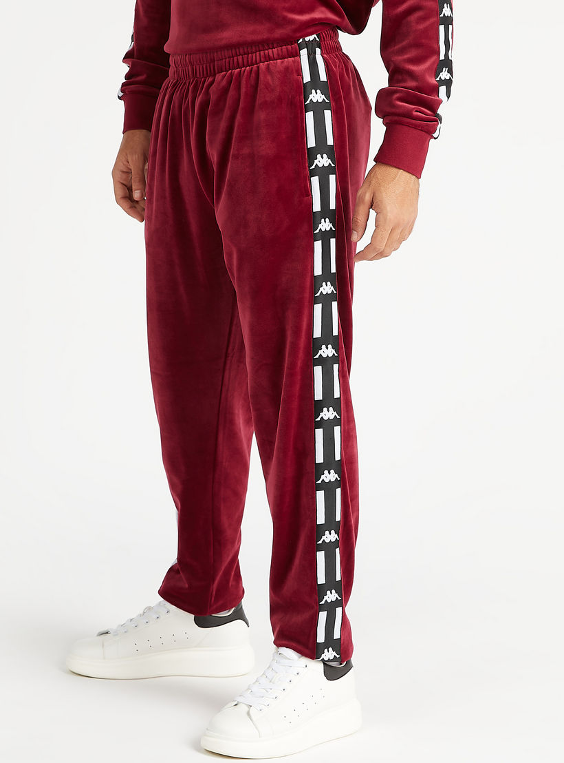 بنطلون رياضي بتفاصيل شريطة بطبعات وخصر مطّاطي-men-clothing-sportswearandactivewear-bottoms-image-1