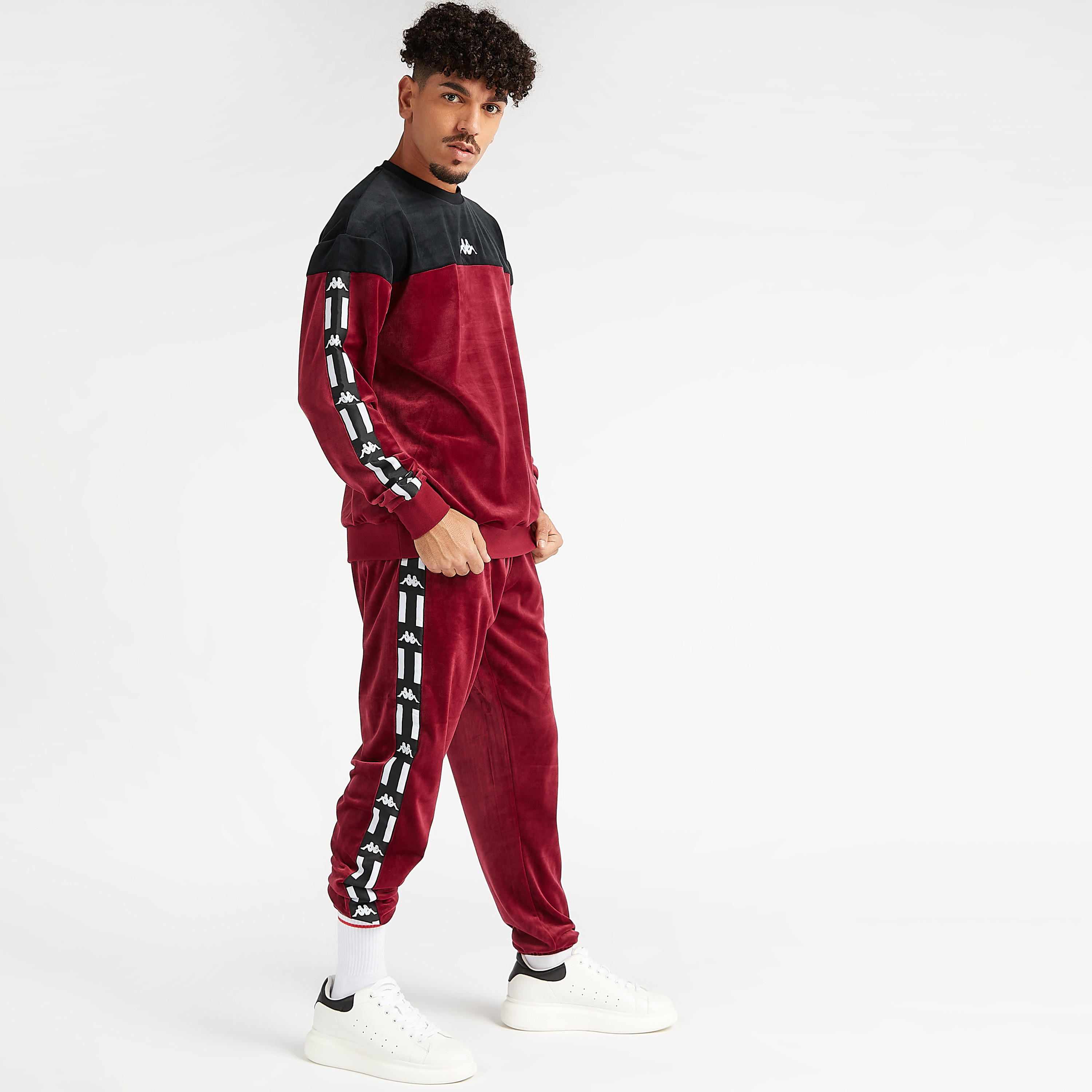 بنطلون رياضي بتفاصيل شريطة بطبعات وخصر مطّاطي-men-clothing-sportswearandactivewear-bottoms-image-2