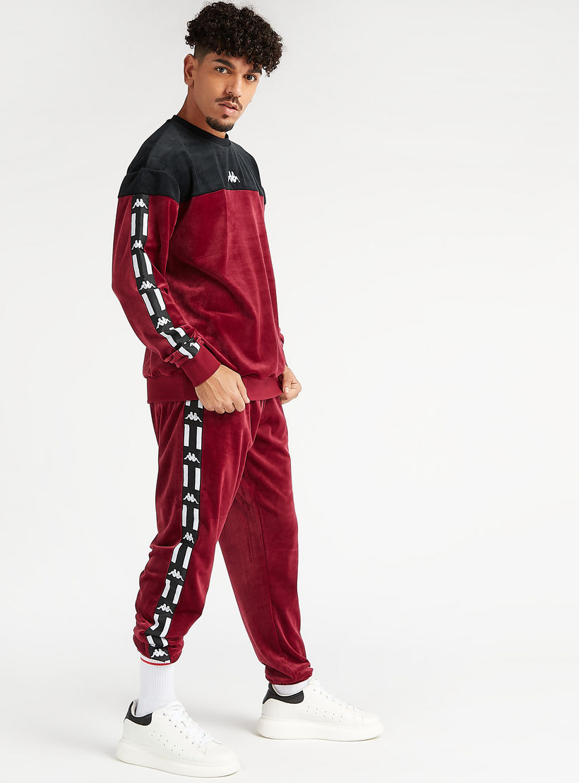 بنطلون رياضي بتفاصيل شريطة بطبعات وخصر مطّاطي-men-clothing-sportswearandactivewear-bottoms-image-2