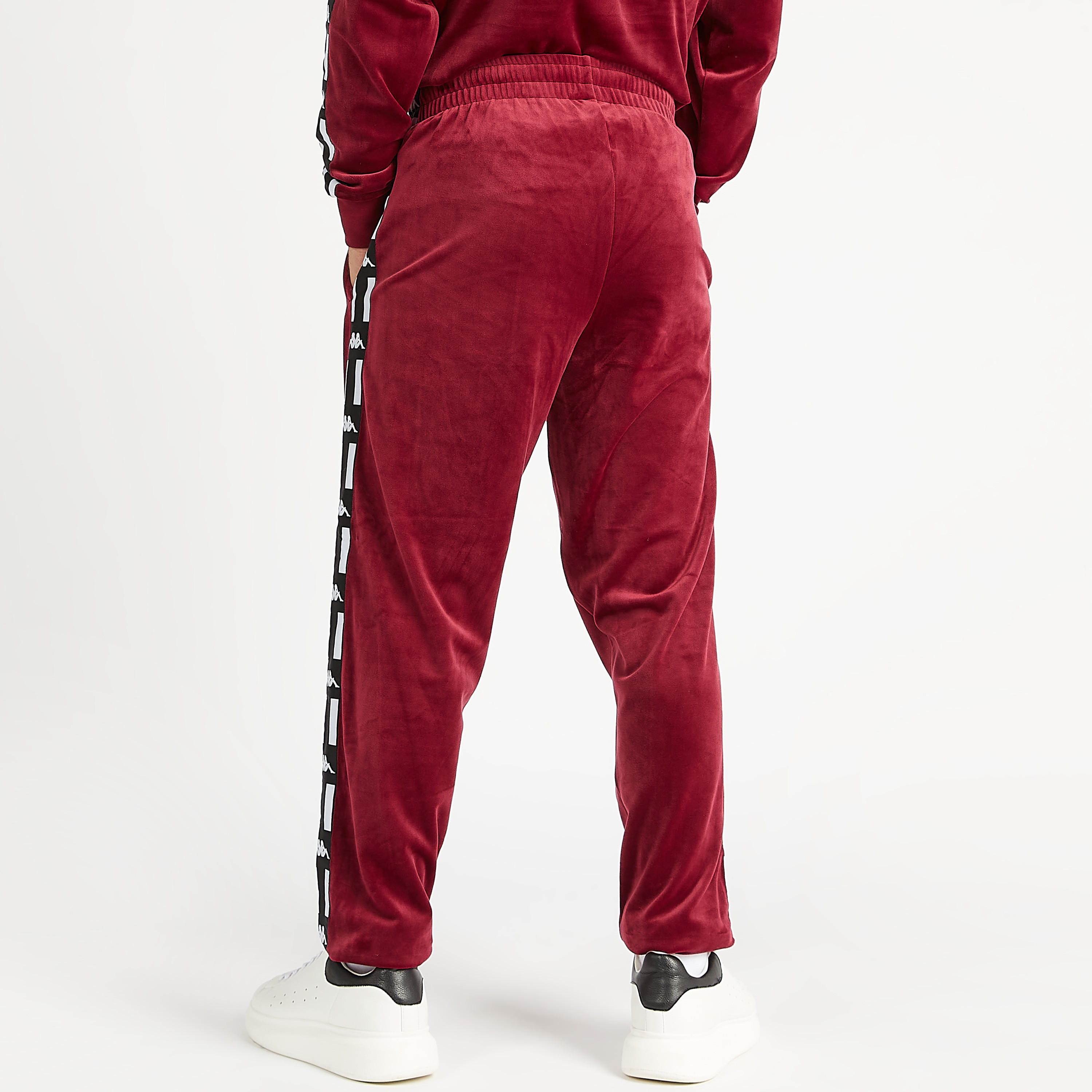 بنطلون رياضي بتفاصيل شريطة بطبعات وخصر مطّاطي-men-clothing-sportswearandactivewear-bottoms-image-4