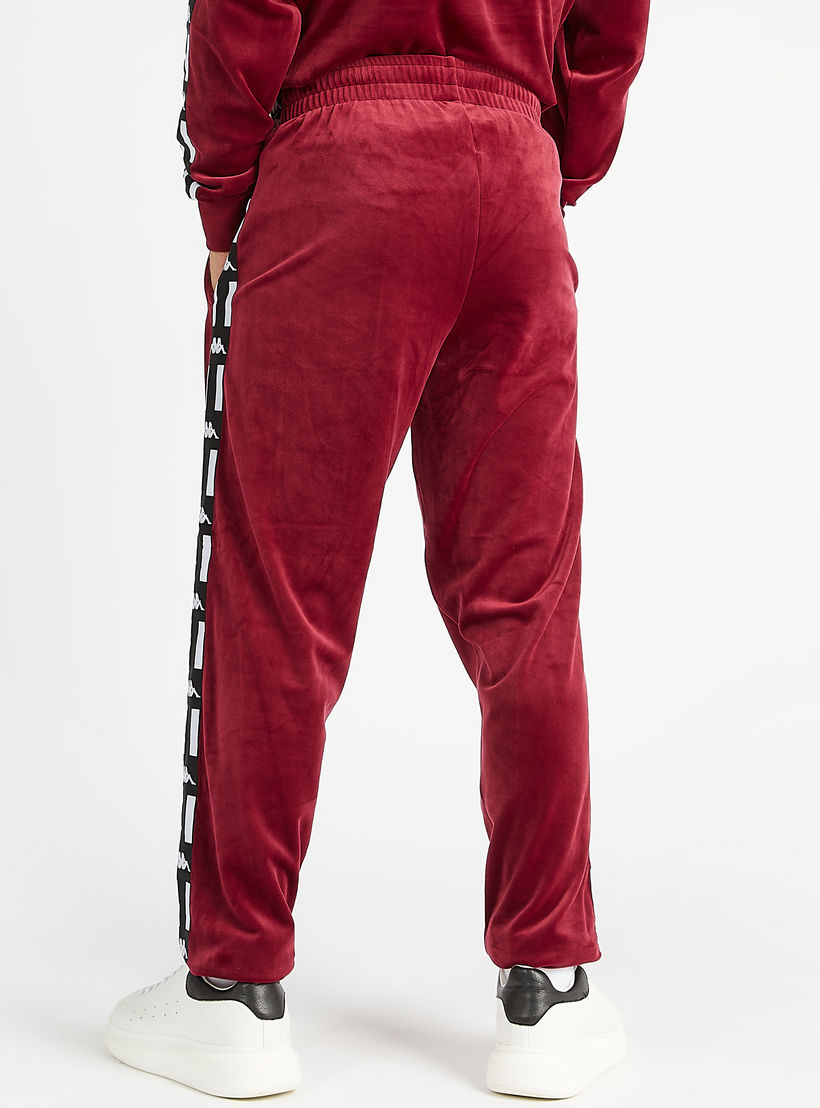 بنطلون رياضي بتفاصيل شريطة بطبعات وخصر مطّاطي-men-clothing-sportswearandactivewear-bottoms-image-4
