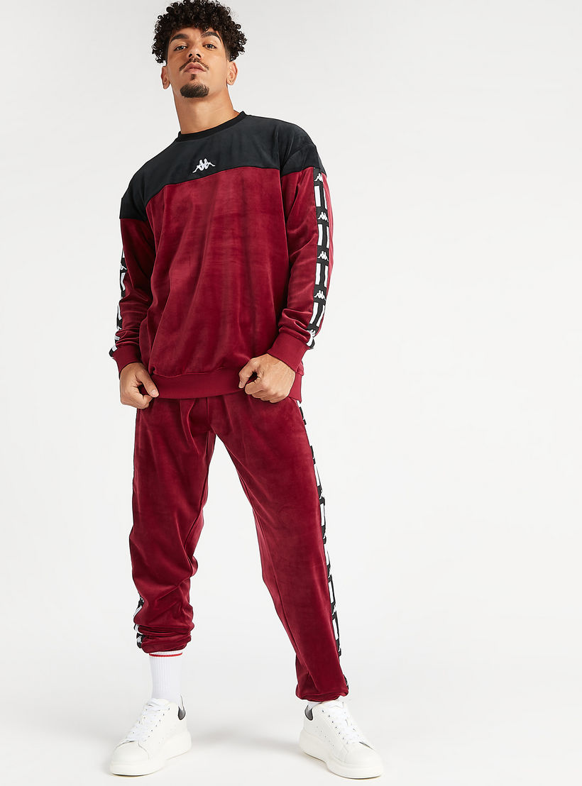 بنطلون رياضي بتفاصيل شريطة بطبعات وخصر مطّاطي-men-clothing-sportswearandactivewear-bottoms-image-5