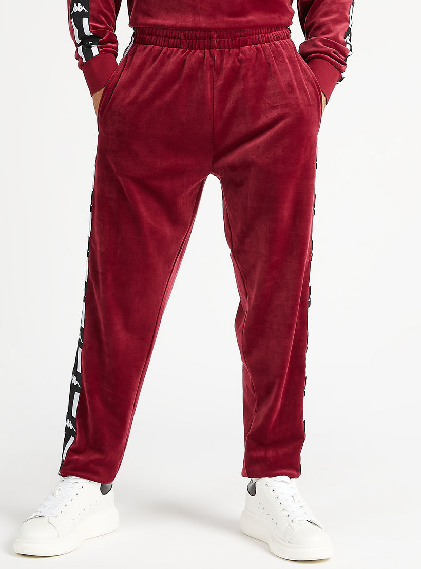 بنطلون رياضي بتفاصيل شريطة بطبعات وخصر مطّاطي-men-clothing-sportswearandactivewear-bottoms-image-6