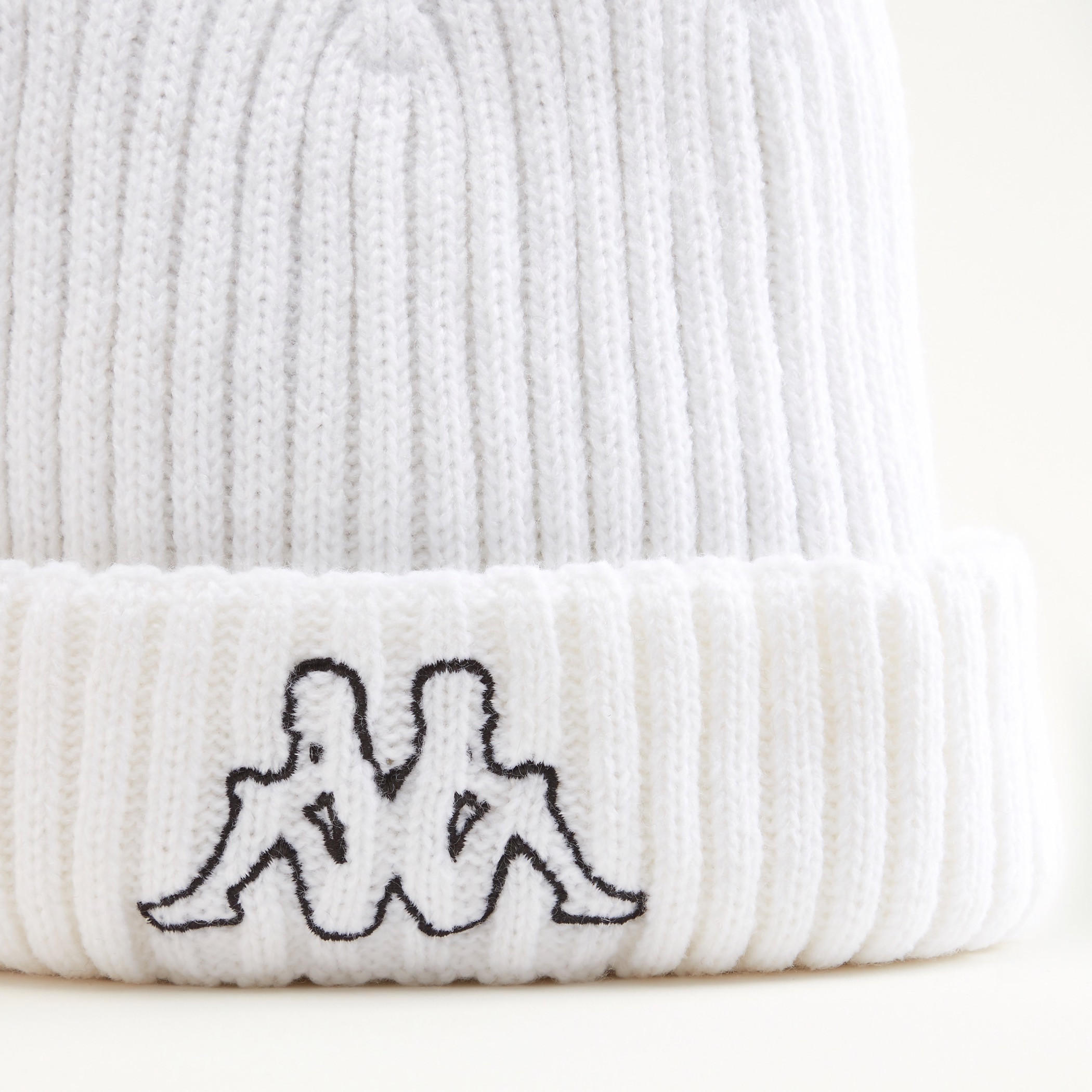 قبّعة بيني سادة بتطريز شعار من كابا-men-caps-image-3