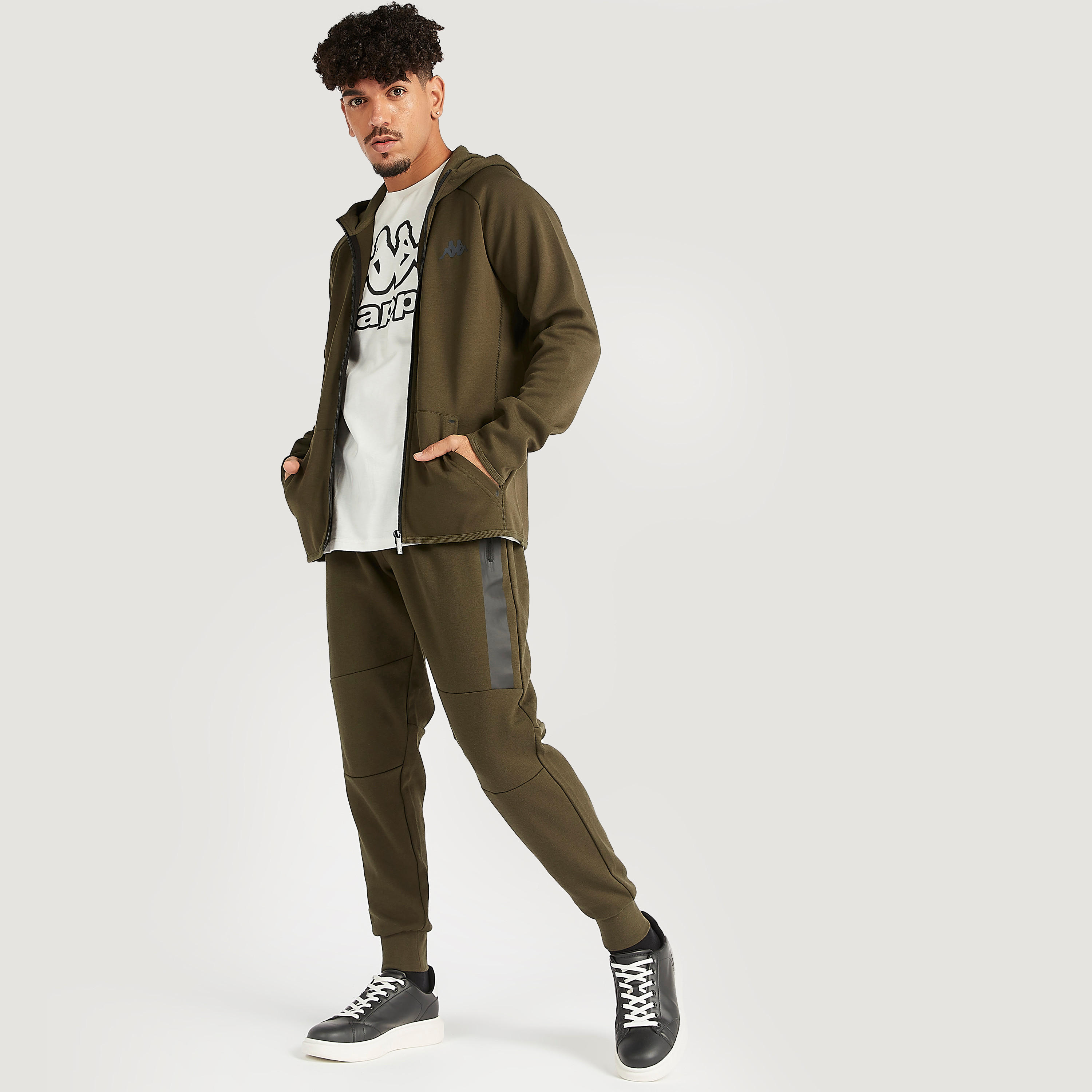 بنطلون رياضي بجيوب بسحّاب من كابا-men-clothing-sportswearandactivewear-tracksuits-image-1