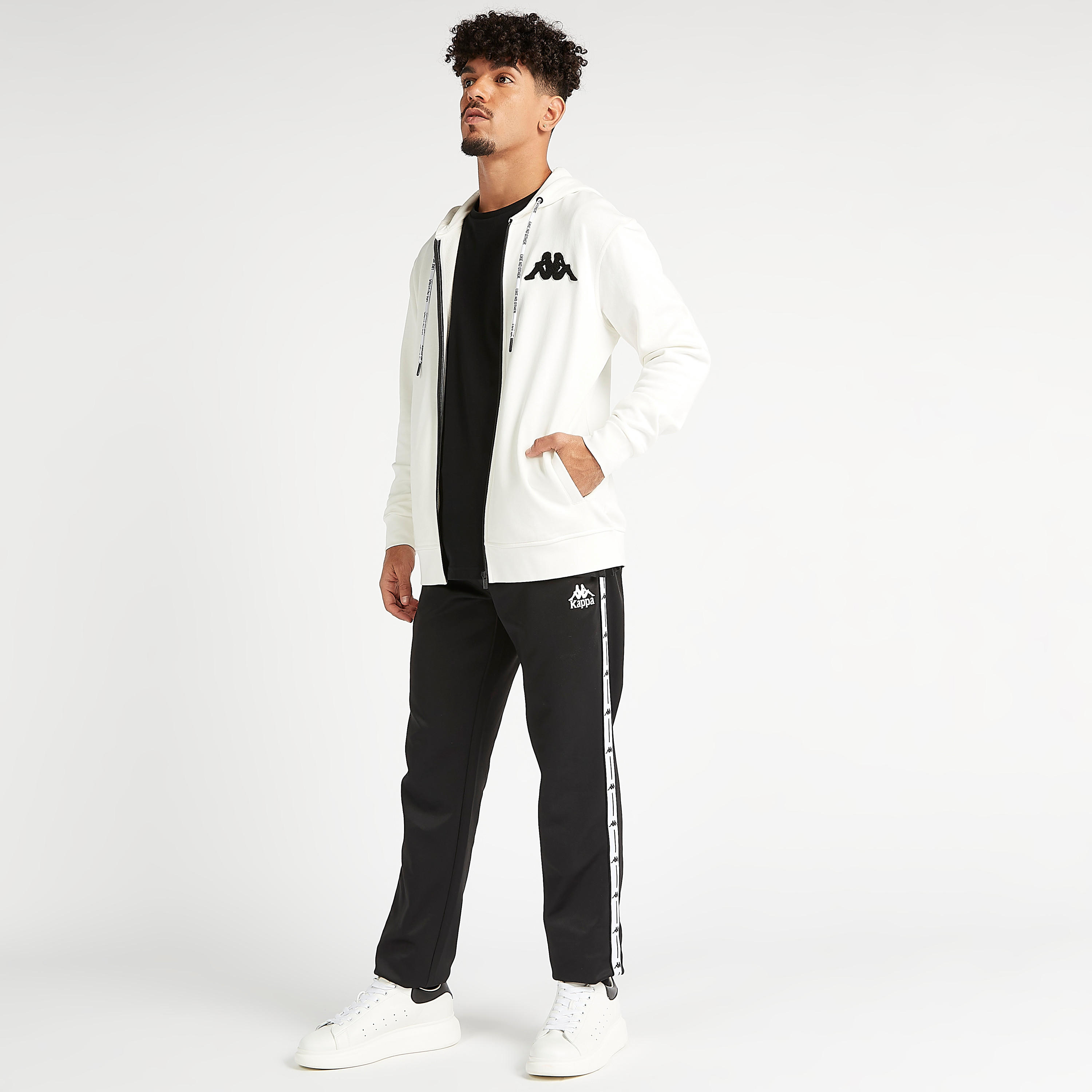 تيشيرت بطبعات وياقة ضيّقة وأكمام قصيرة من كابا-men-clothing-sportswearandactivewear-tshirtsandpolos-image-1