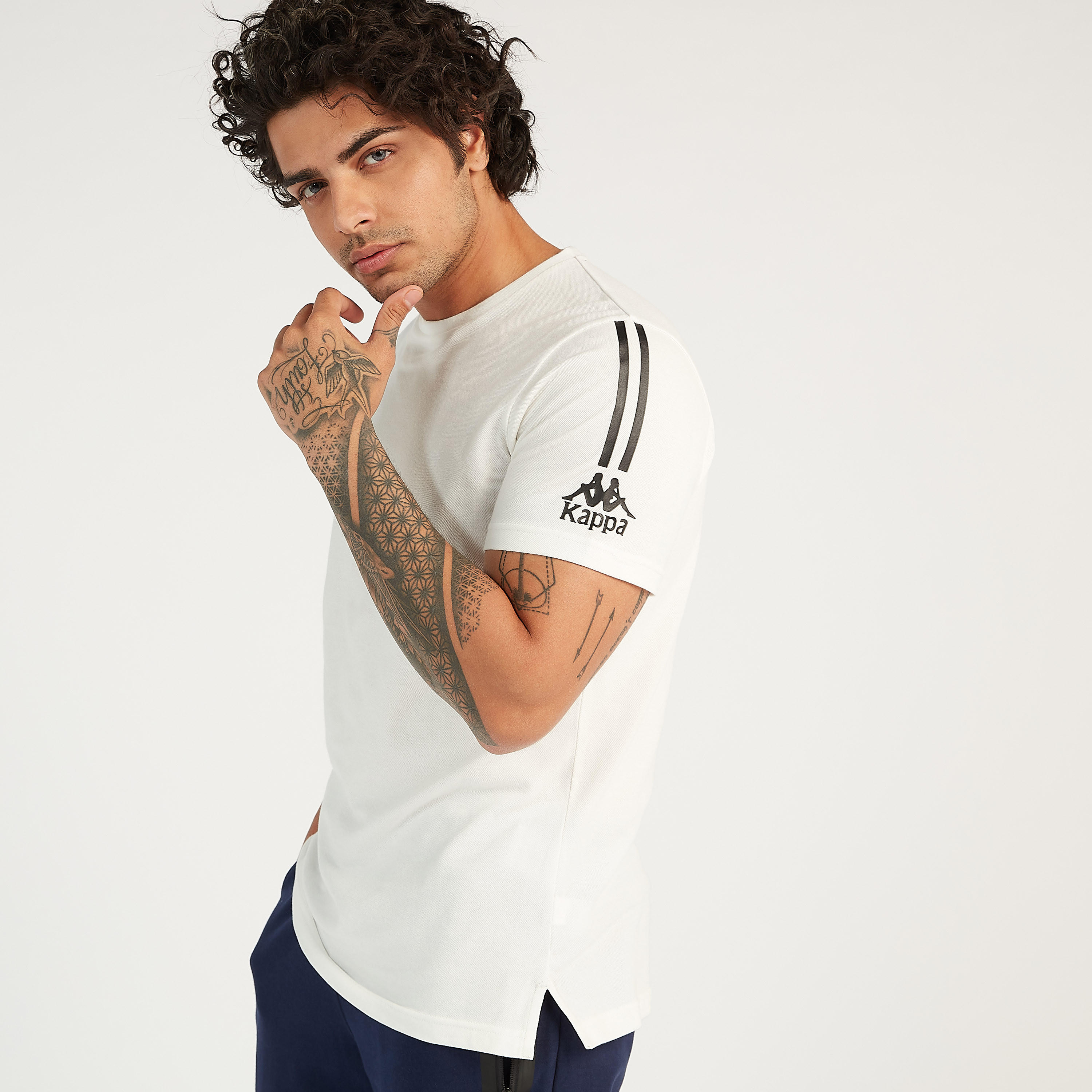 تيشيرت بياقة ضيقة وأكمام قصيرة وبتفاصيل شعار من كابا-men-clothing-sportswearandactivewear-tshirtsandpolos-image-1